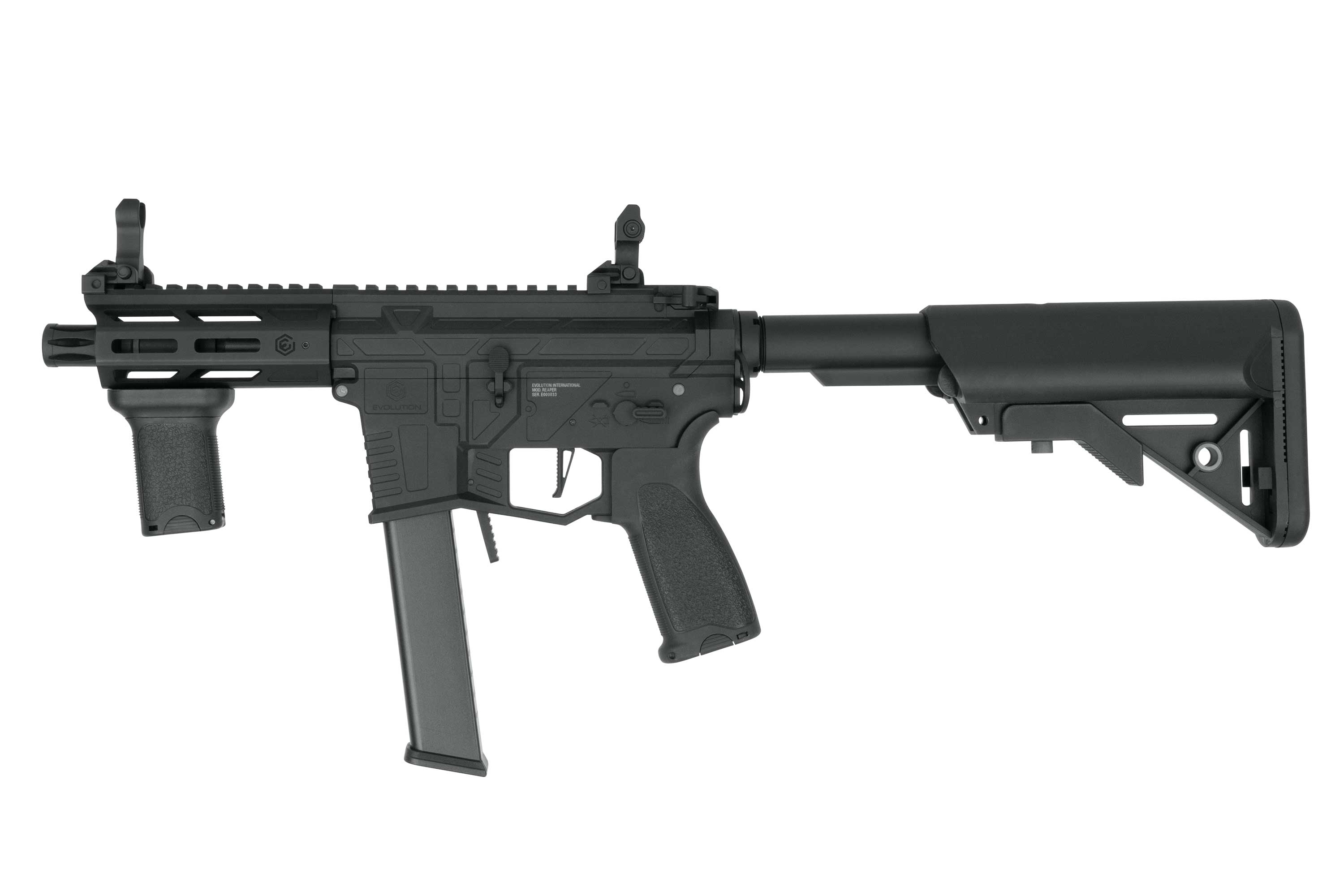 Evolution Airsoft-Karabinergewehr in Schwarz mit taktischem Schaft, vertikalem Vordergriff und Schienensystem auf dunklem Hintergrund.