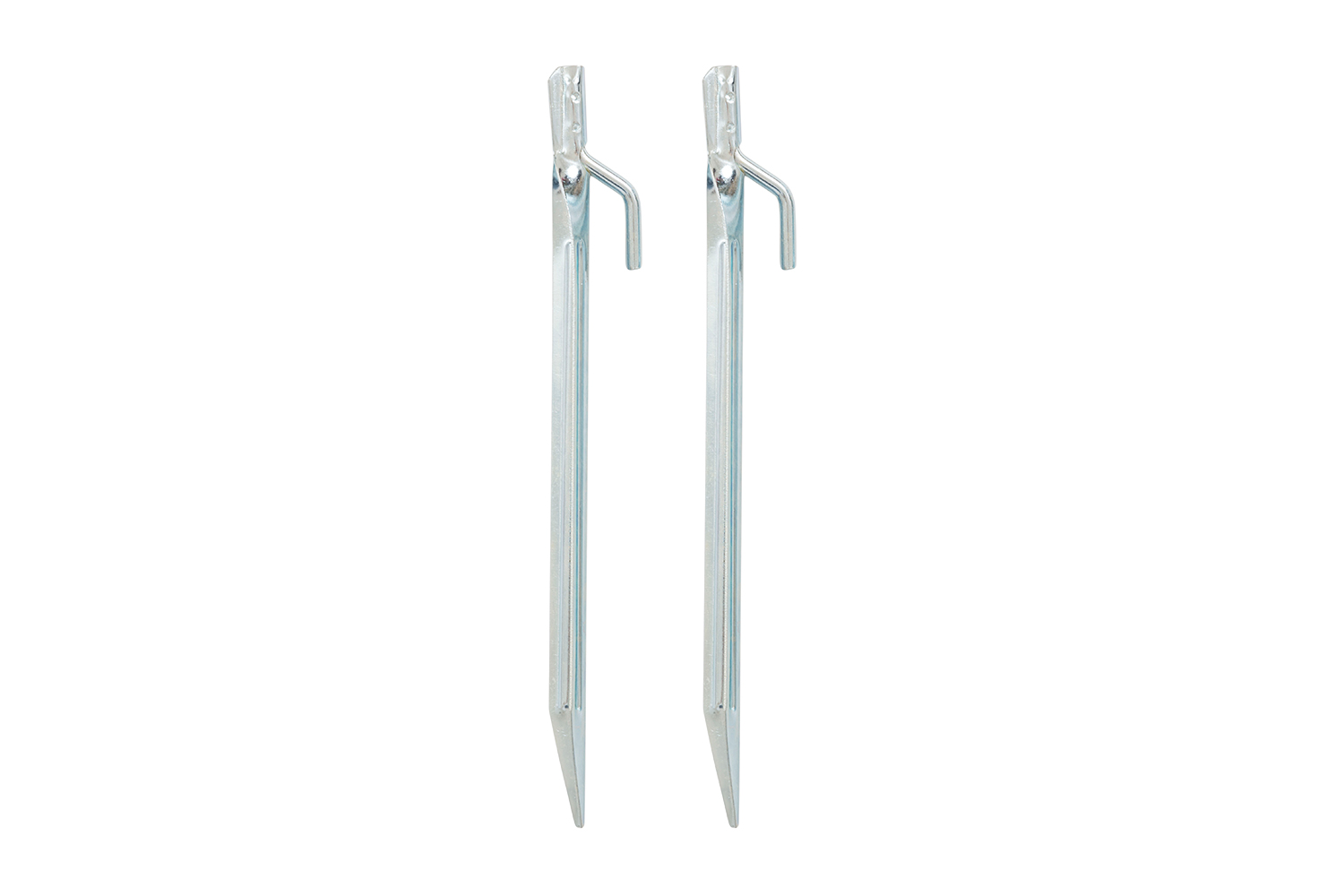 Zwei silberfarbene Erdnägel aus Metall mit spitzer Spitze und seitlichem Haken, isoliert vor einem schlichten weißen Hintergrund.