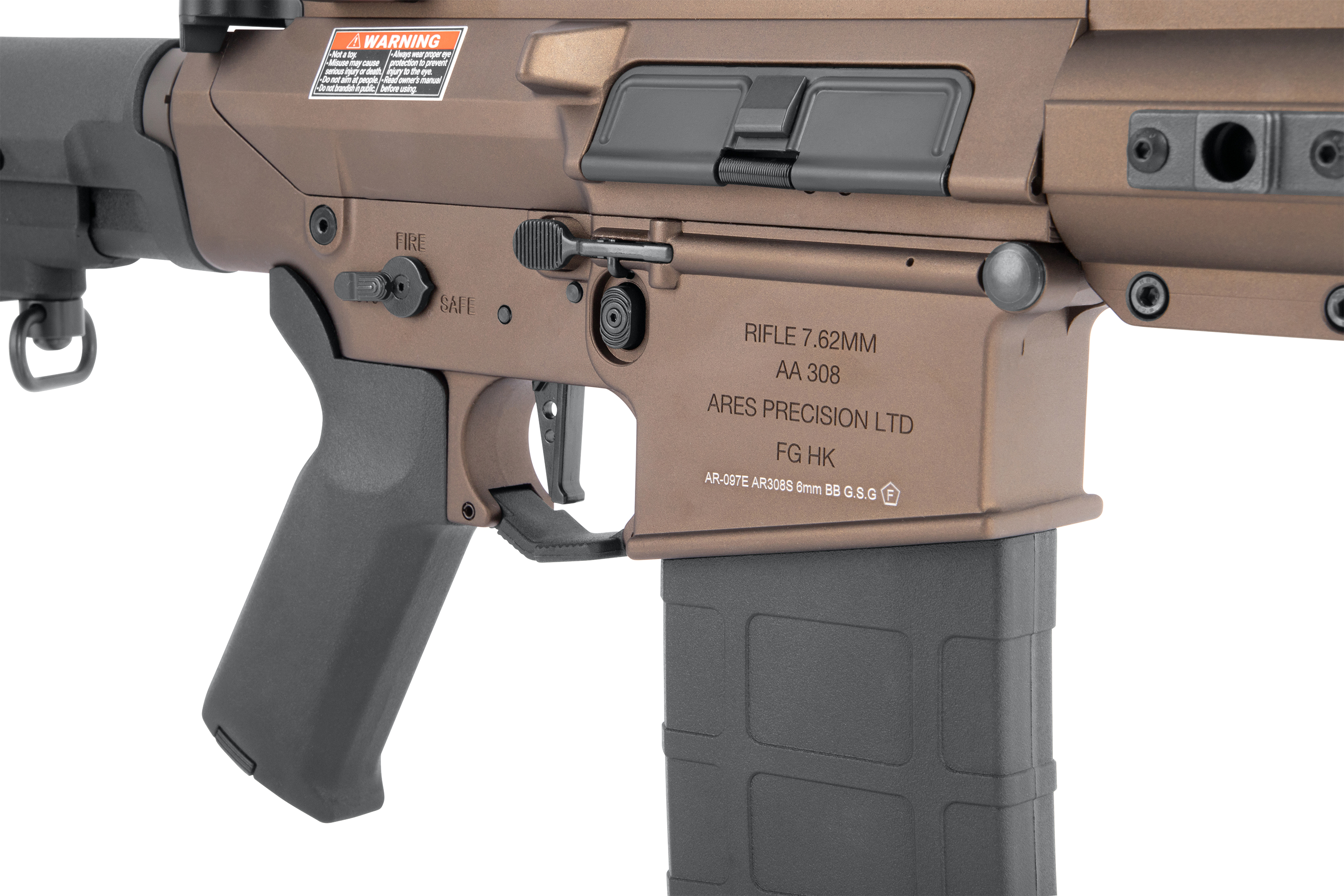 Nahaufnahme des Ares Precision AA 308 Airsoft-Gewehrs in Bronzeoptik mit schwarzem Griff, Magazin und Bedienelementen.