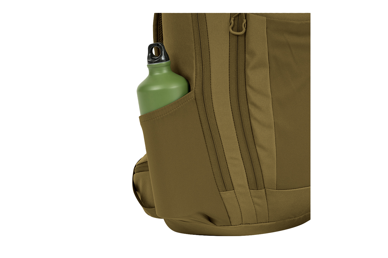 Olivgrüne Seitentasche des taktischen Rucksacks mit einer passenden grünen Wasserflasche, strapazierfähigem Stoff und Reißverschlüssen.
