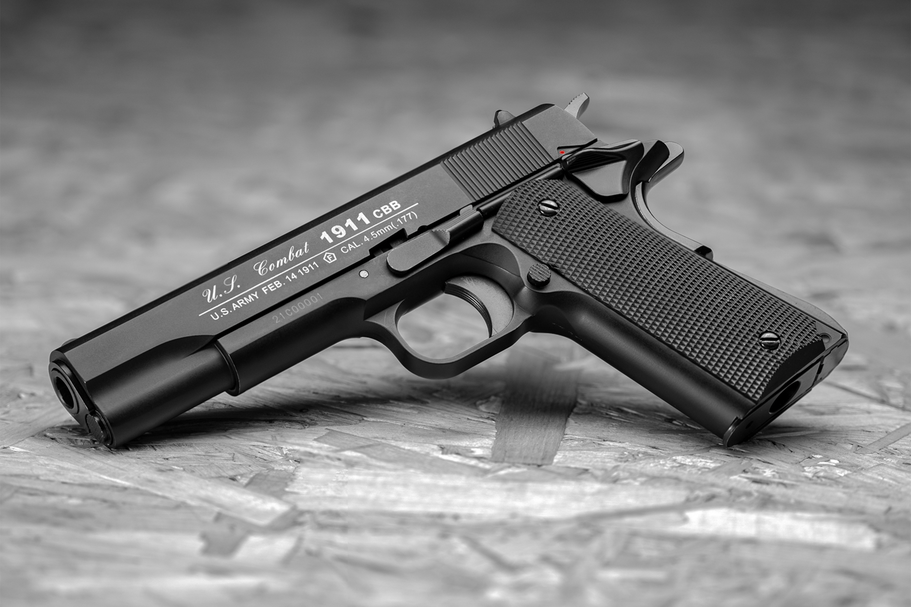 U.S. Combat 1911 CBB Luftpistole mit schwarzem Finish, strukturiertem Griff und detaillierten Markierungen.