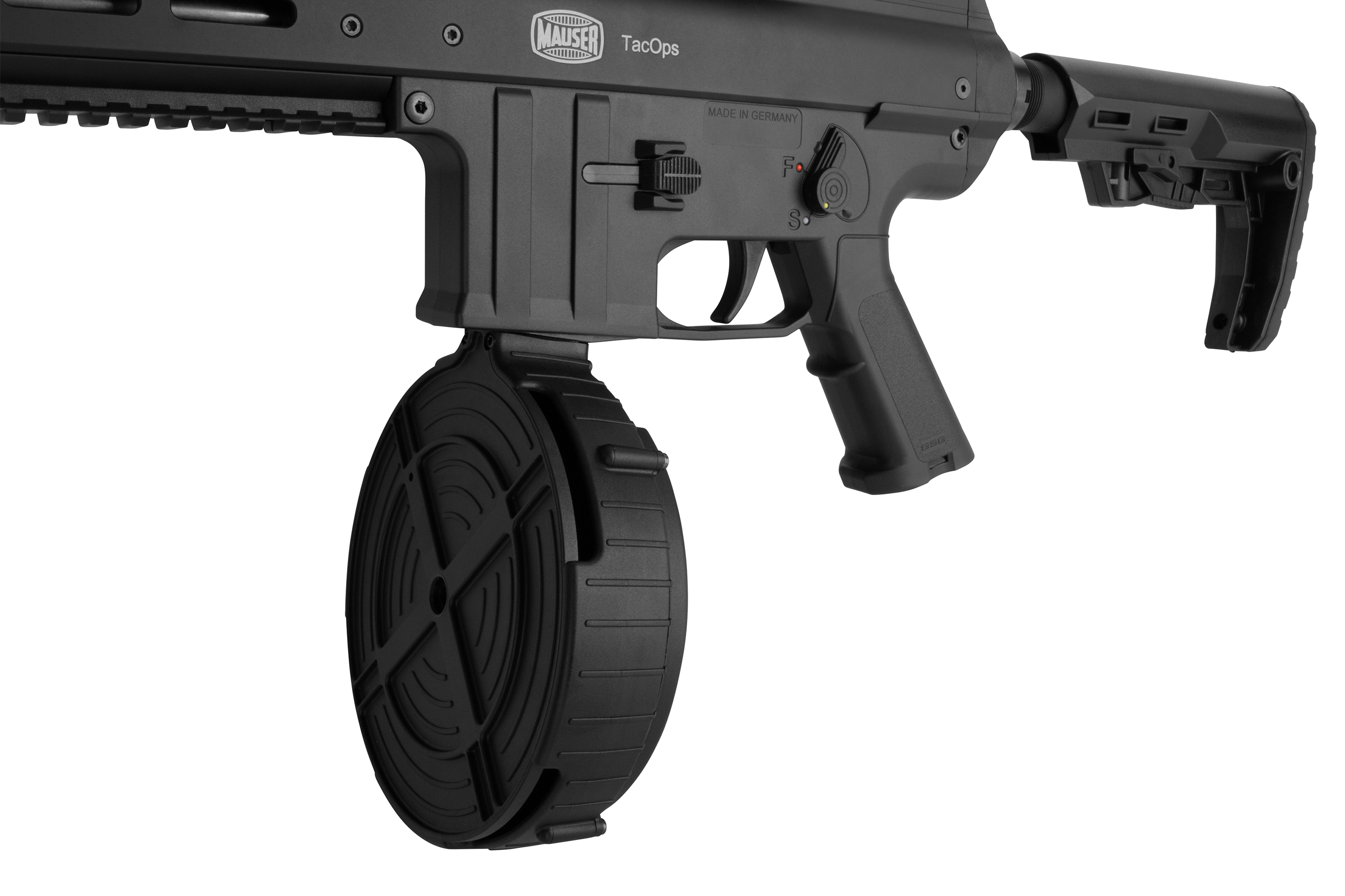 Mauser TacOps-Luftgewehr mit schwarzem Polymergehäuse und großem Rotationsmagazin für verbesserte Leistung.