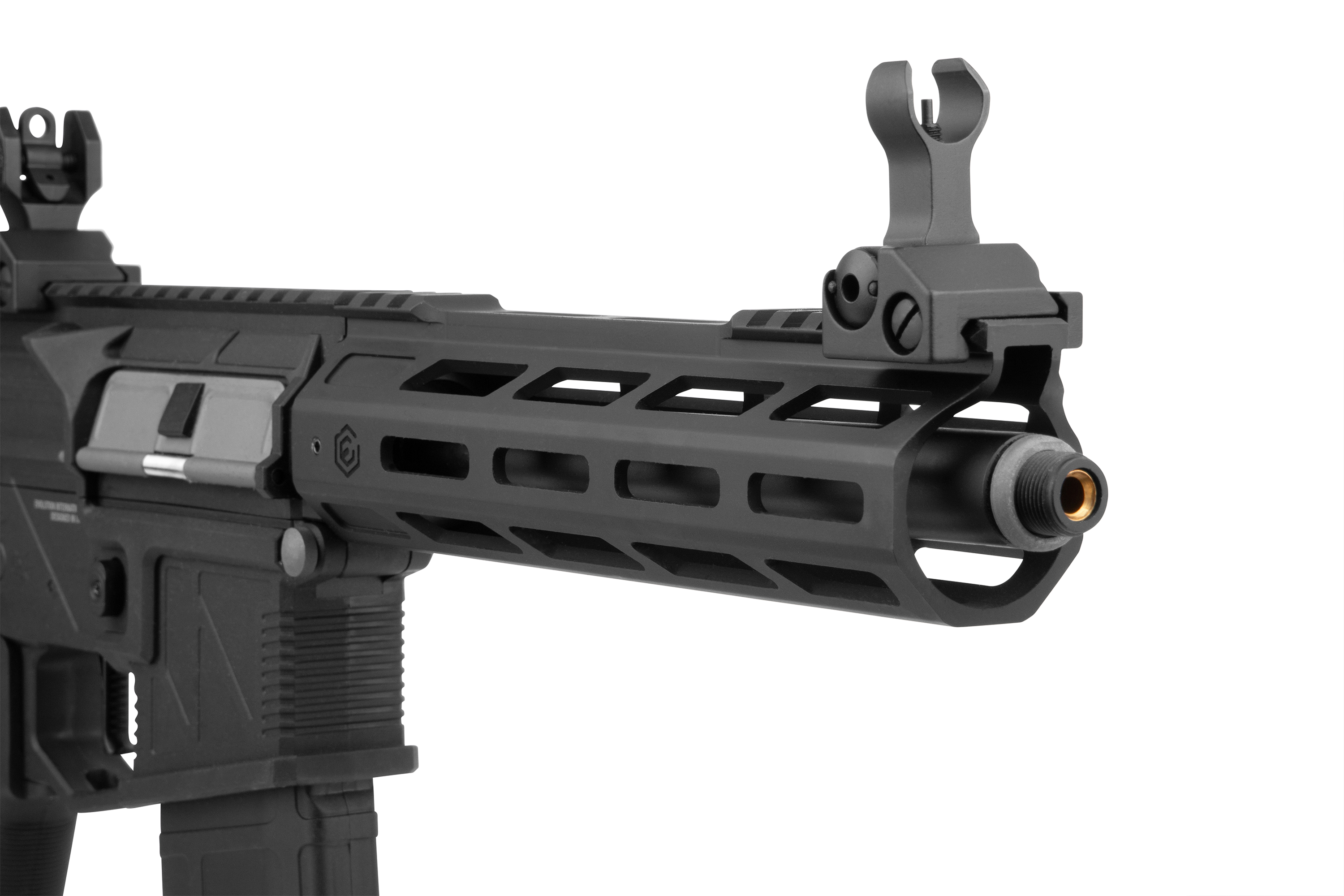 Schwarzer Luftgewehr-Handschutz mit M-LOK-Schlitzen, Visier und Gewindelauf an einem professionellen taktischen Schusswaffenmodell.