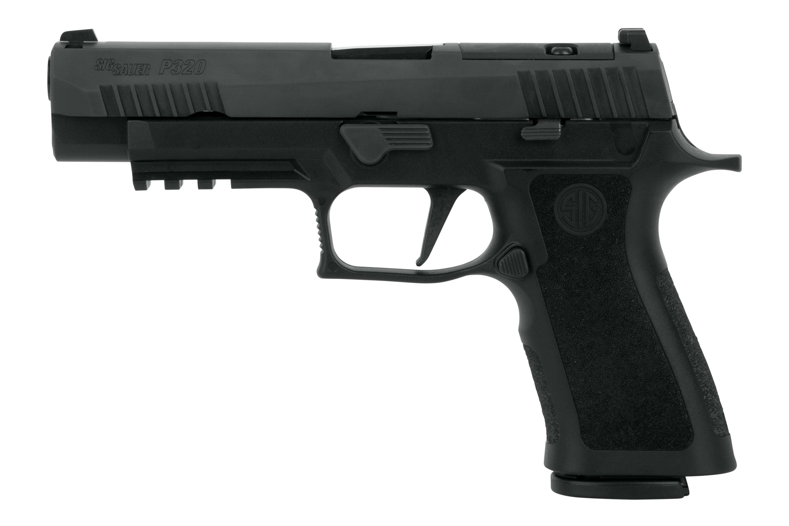 Schwarze Sig Sauer P320-Luftpistole mit strukturiertem Griff, integrierter Zubehörschiene und seitlicher Profilansicht auf Weiß.