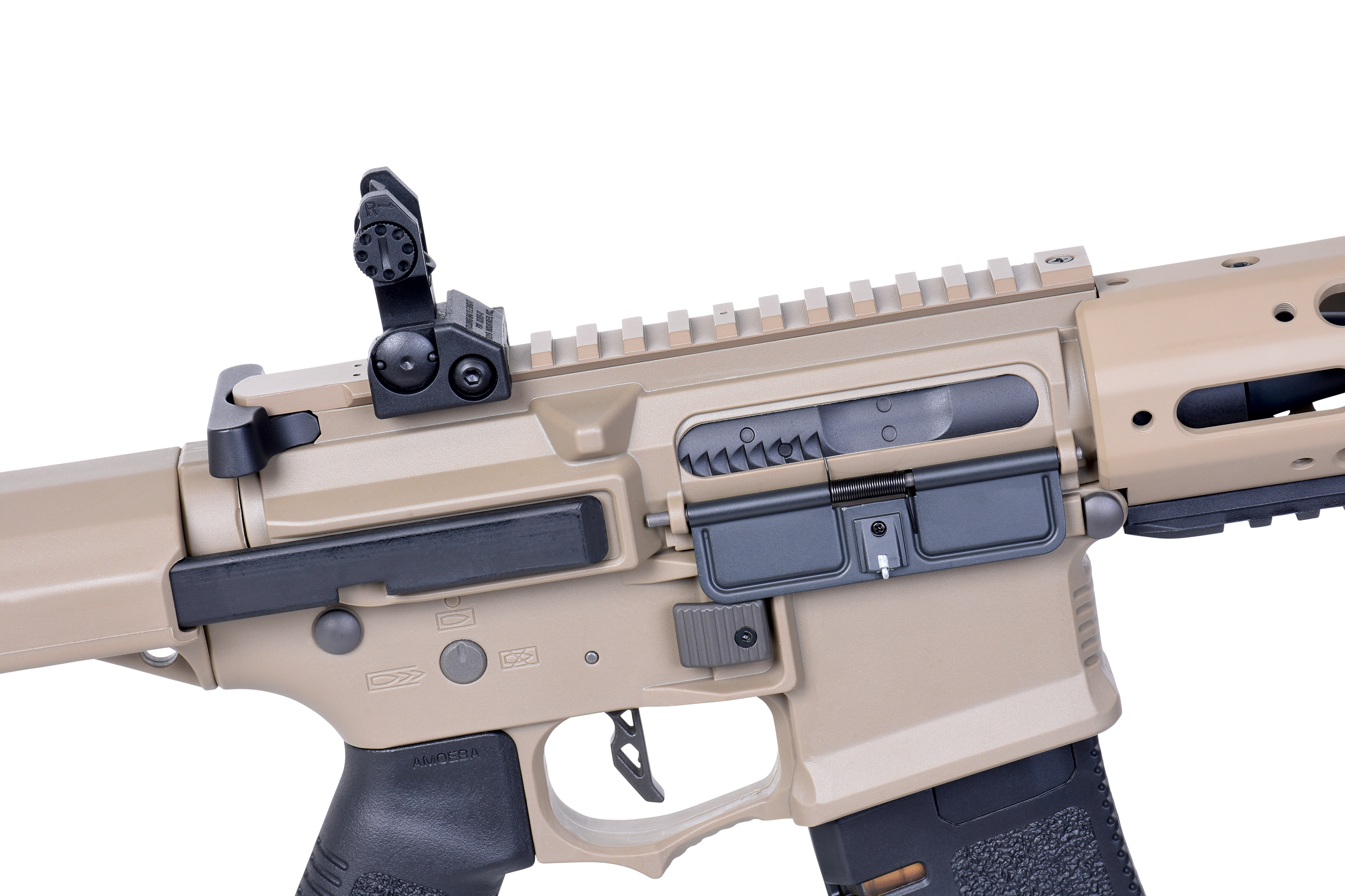 Tan Ares Amoeba Airsoft-Gewehrgehäuse mit hochklappbarem Visier, Picatinny-Schiene und schwarzem Polymergriff.