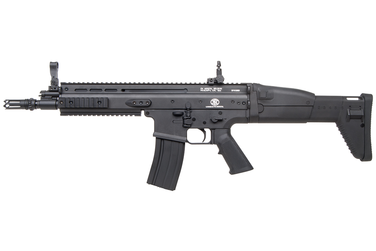 Schwarzes FN Herstal FN SCAR-L Airsoft-Gewehr mit verstellbarem Schaft, taktischen Schienen und eisernem Visier auf weißem Hintergrund.