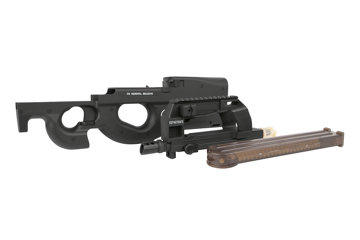 Zerlegtes schwarzes FN Herstal P90 Airsoft-Gewehr mit transparentem Magazin auf einem schlichten weißen Studiohintergrund.