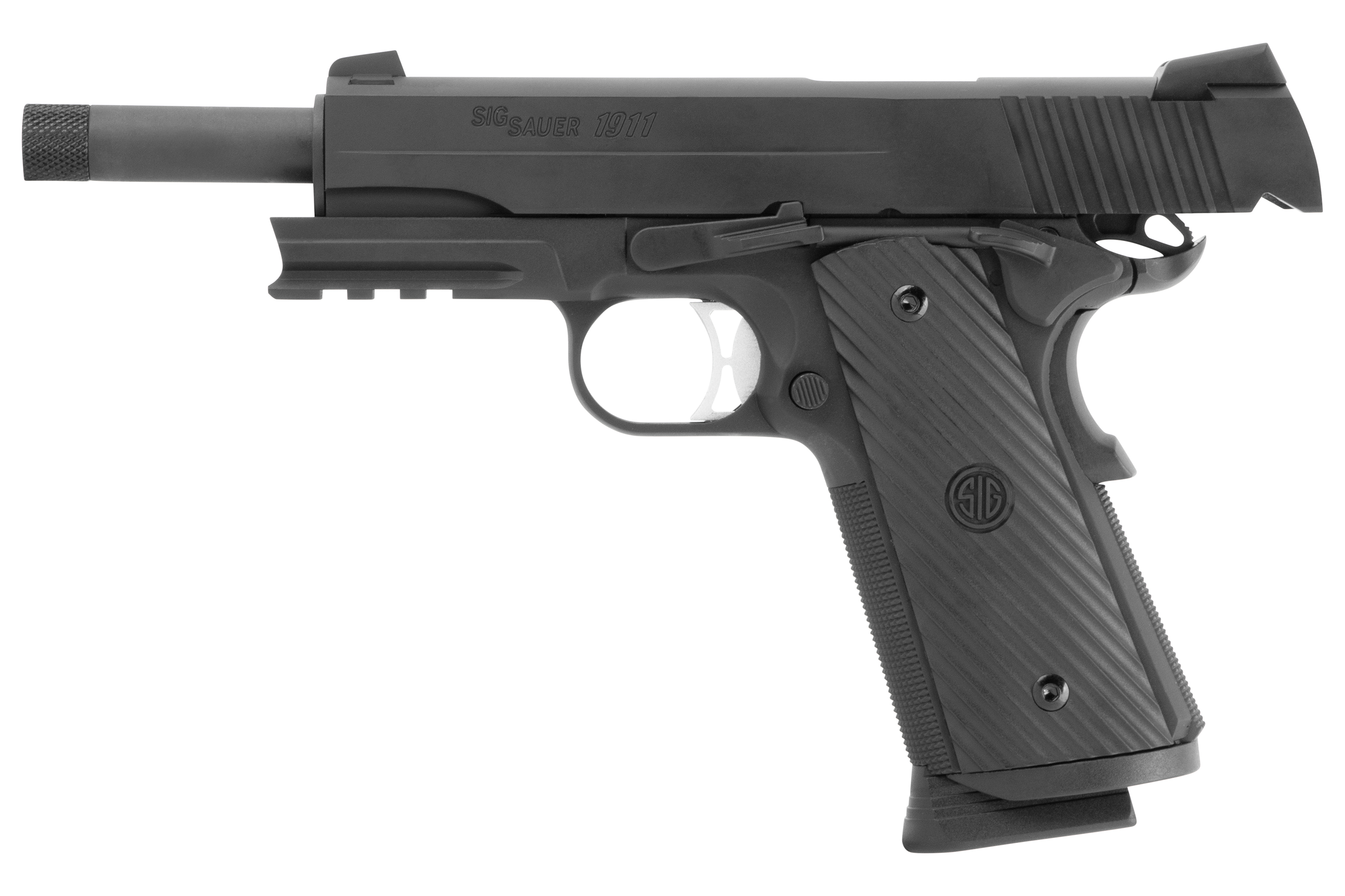 Schwarze Sig Sauer 1911-Luftpistole mit Gewindelauf, taktischer Schiene und strukturierten Griffschalen auf weißem Hintergrund.