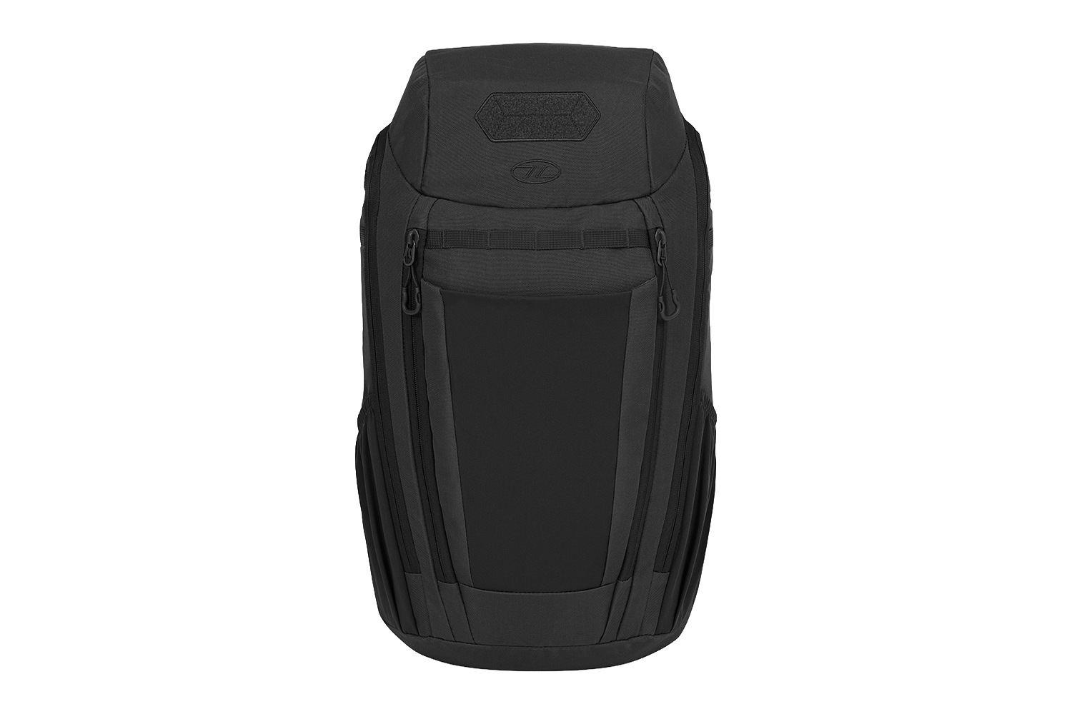 Vorderansicht eines schwarzen taktischen Rucksacks mit MOLLE-System, Reißverschlussfächern und einem oberen Patchbereich auf Weiß.