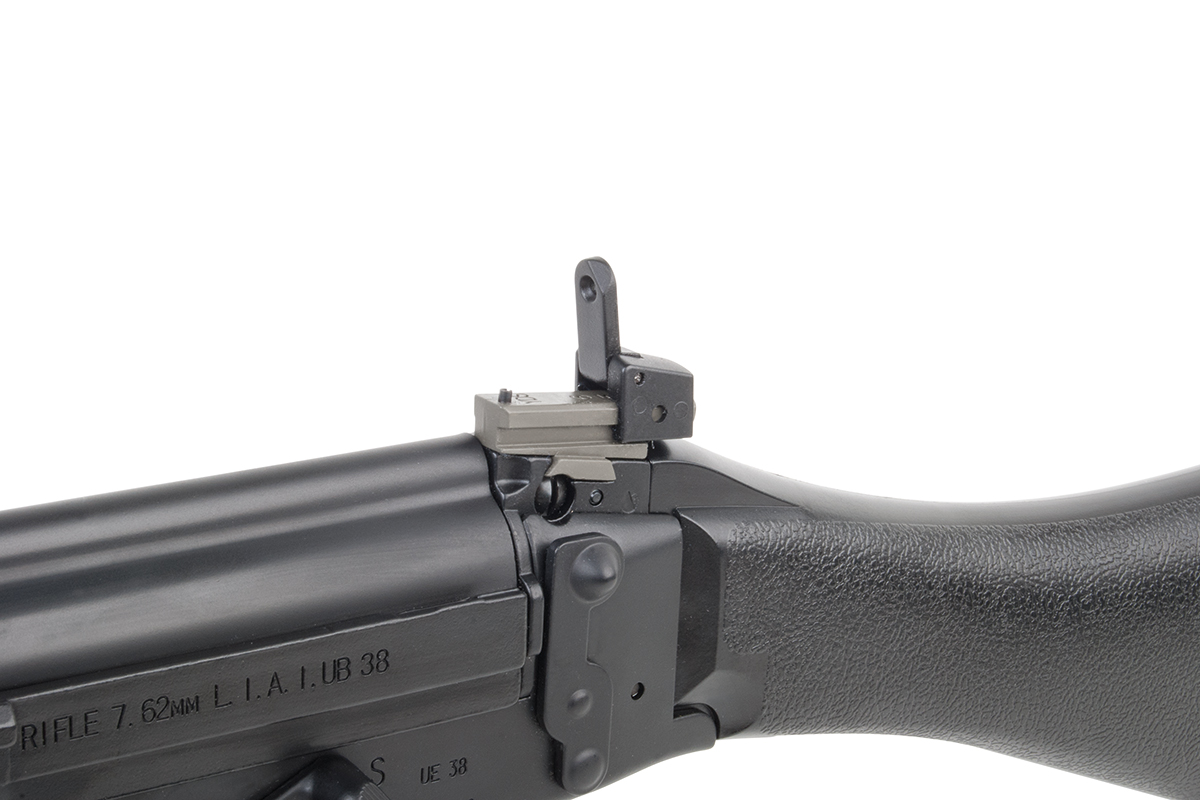 Nahaufnahme einer Visiereinheit aus schwarzem Metall an einem 7,62-mm-L1A1-Gewehr mit strukturiertem Polymerschaft.