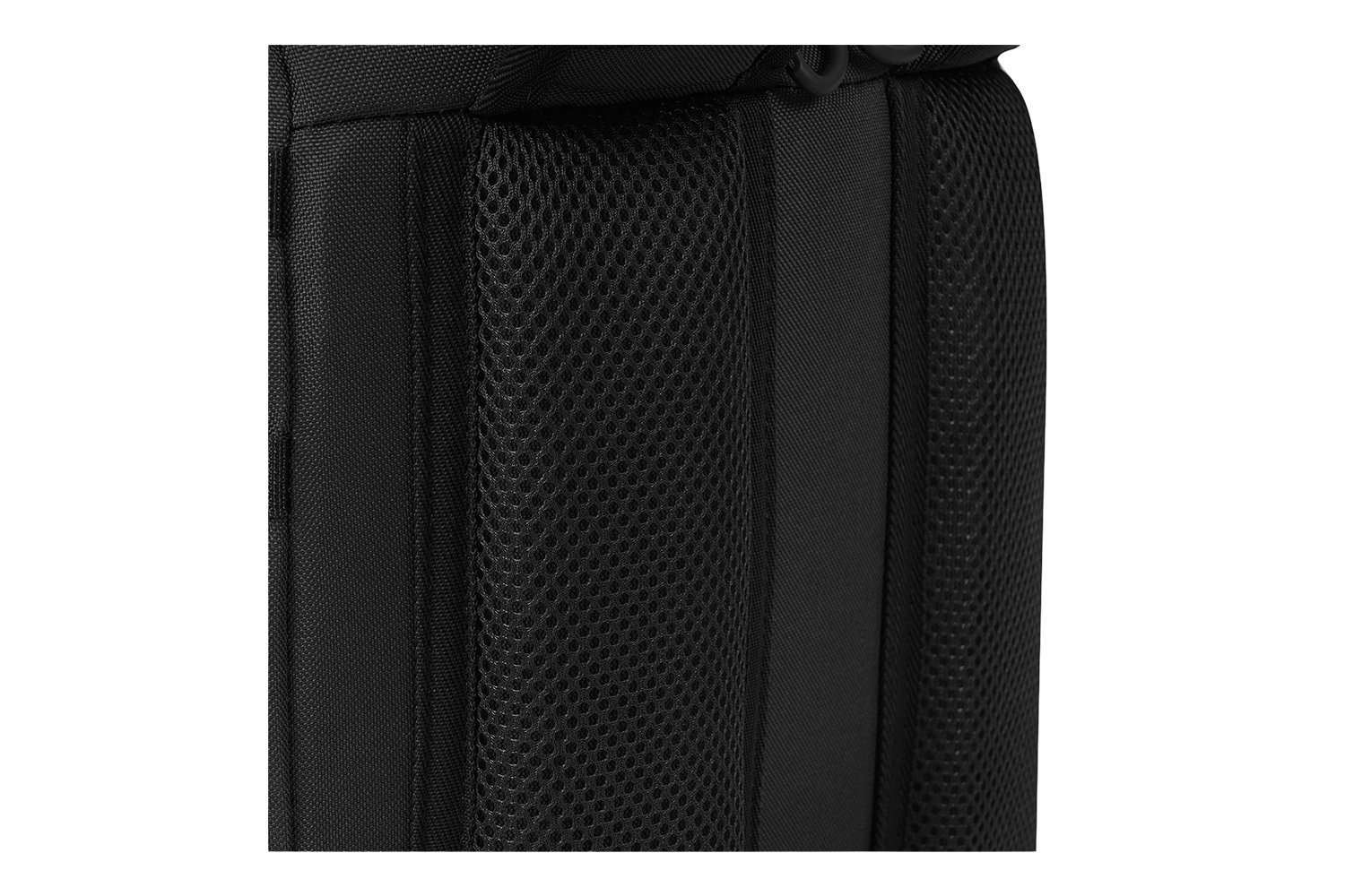 Nahaufnahme einer schwarzen Rückseite eines taktischen Rucksacks mit atmungsaktiver Netzpolsterung für Komfort und ergonomische Unterstützung.