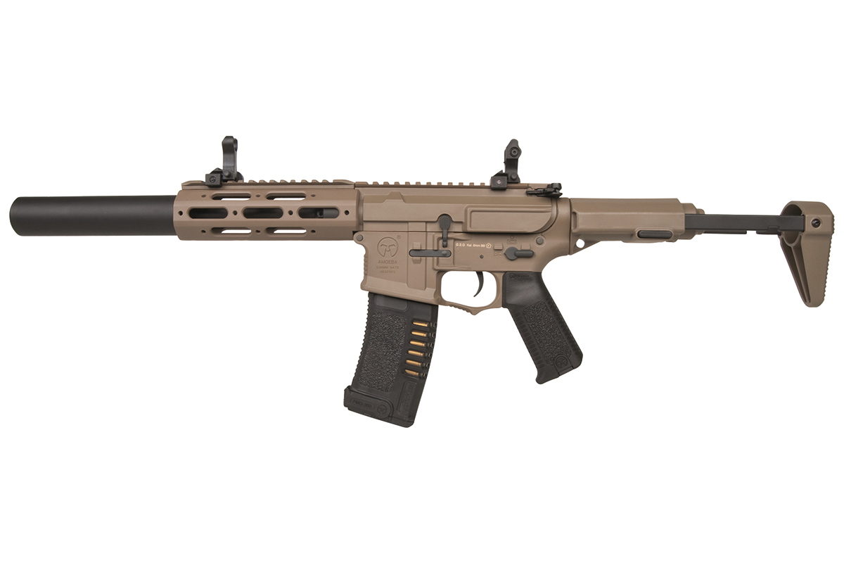 Ares Amoeba Airsoft-Gewehr in hellbrauner Farbe mit schwarzem Schalldämpfer, verstellbarem Schaft und taktischem Schienensystem-Design.