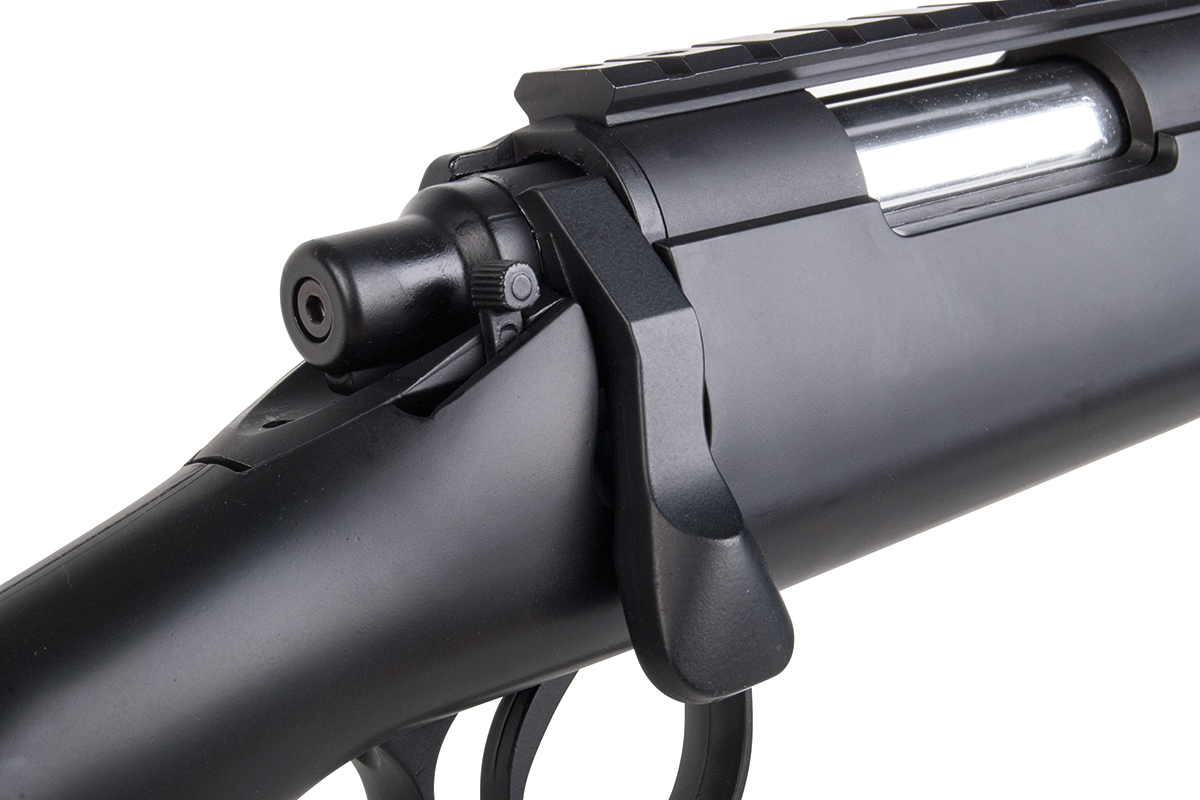 Nahaufnahme eines schwarzen Luftgewehr-Repetiermechanismus mit Metallbolzen und integrierter Schiene zur Optikmontage.