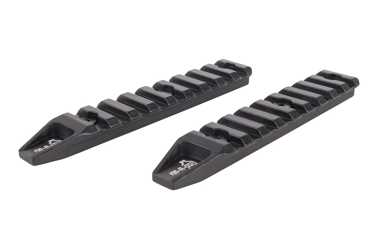 Zwei Picatinny-Schienen aus schwarzem Metall für Schusswaffen, Modell KM-R-002, mit Montageschlitzen und einer matten Oberfläche auf Weiß.