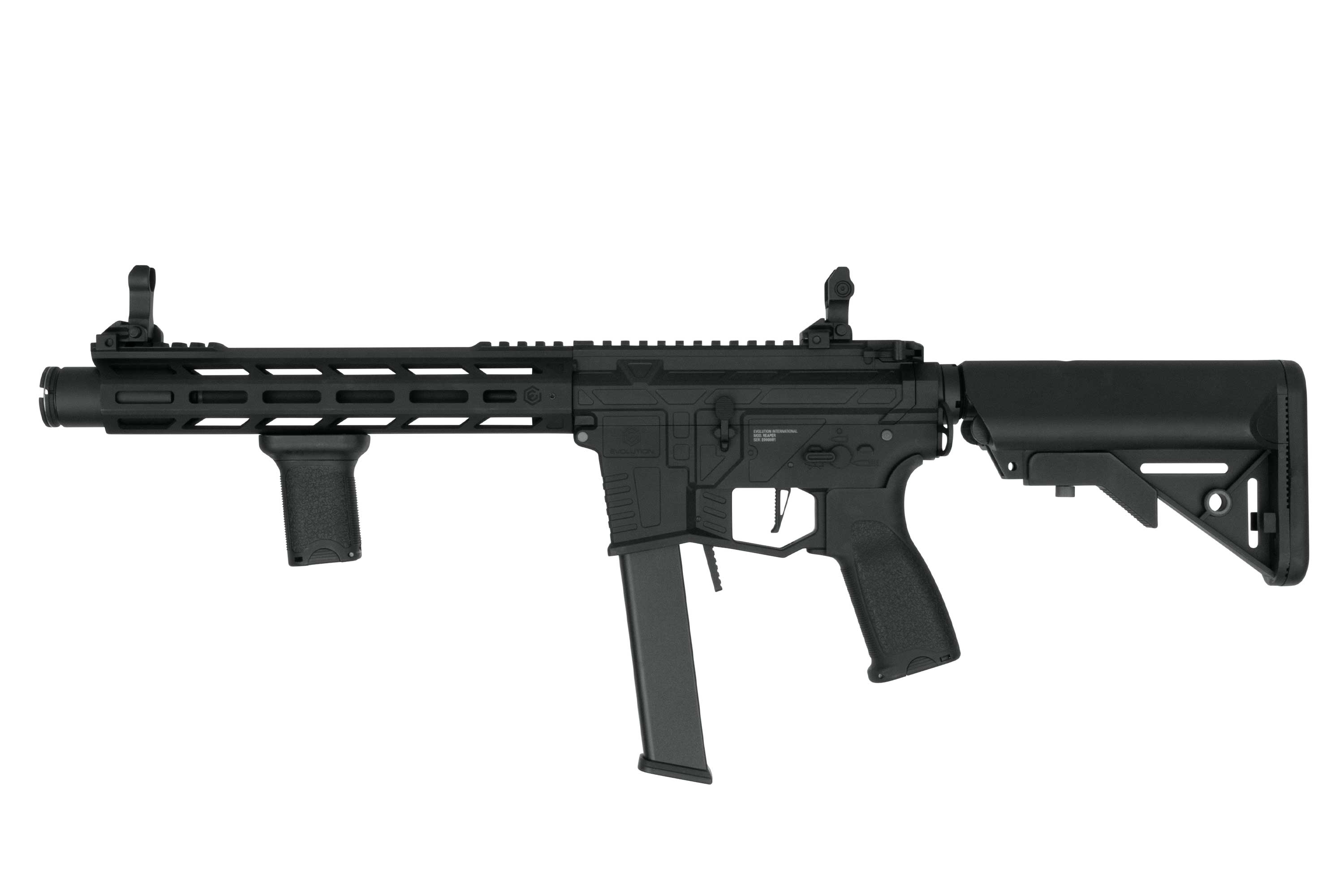 Schwarzes Airsoft-Gewehr im Delta Armory AR-15-Stil mit M-LOK-Handschutz, vertikalem Griff und verstellbarem Schaft auf weißem Hintergrund.