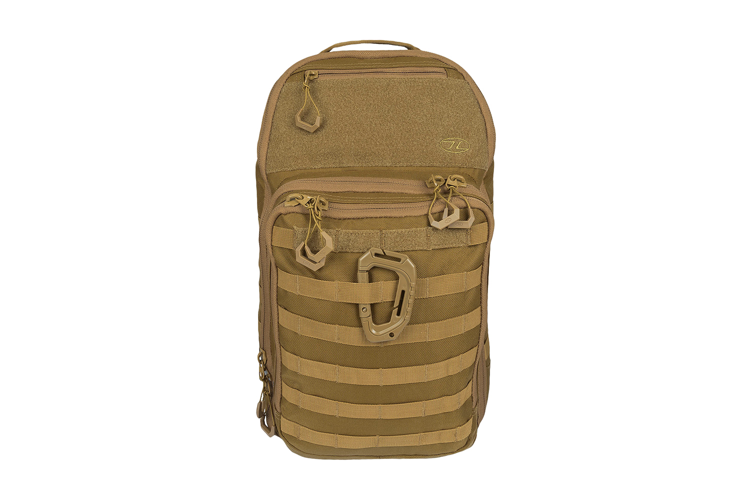 Coyote-brauner taktischer Rucksack mit MOLLE-Gurtband, mehreren Reißverschlussfächern und einem Karabiner auf weißem Hintergrund.