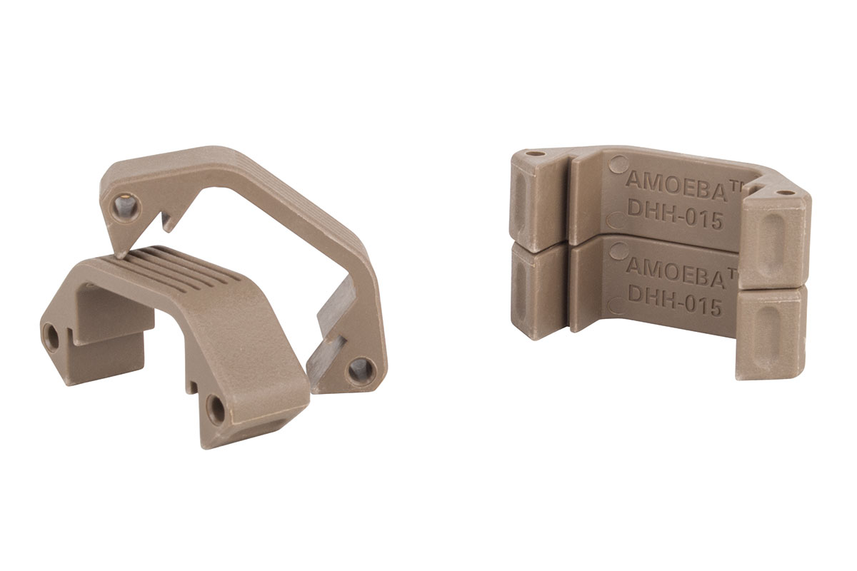 Tan Amoeba DHH-015 Magazinclips für Airsoft-Gewehre, die zwei separate Einheiten und zwei gestapelte Einheiten auf Weiß zeigen.