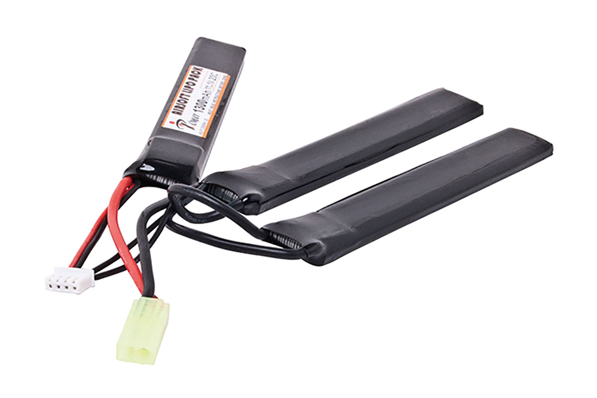 Schwarzer 1300 mAh 11,1 V 20 C Airsoft-LiPo-Akku mit drei Zellen, roten und schwarzen Kabeln und Standardanschlüssen.