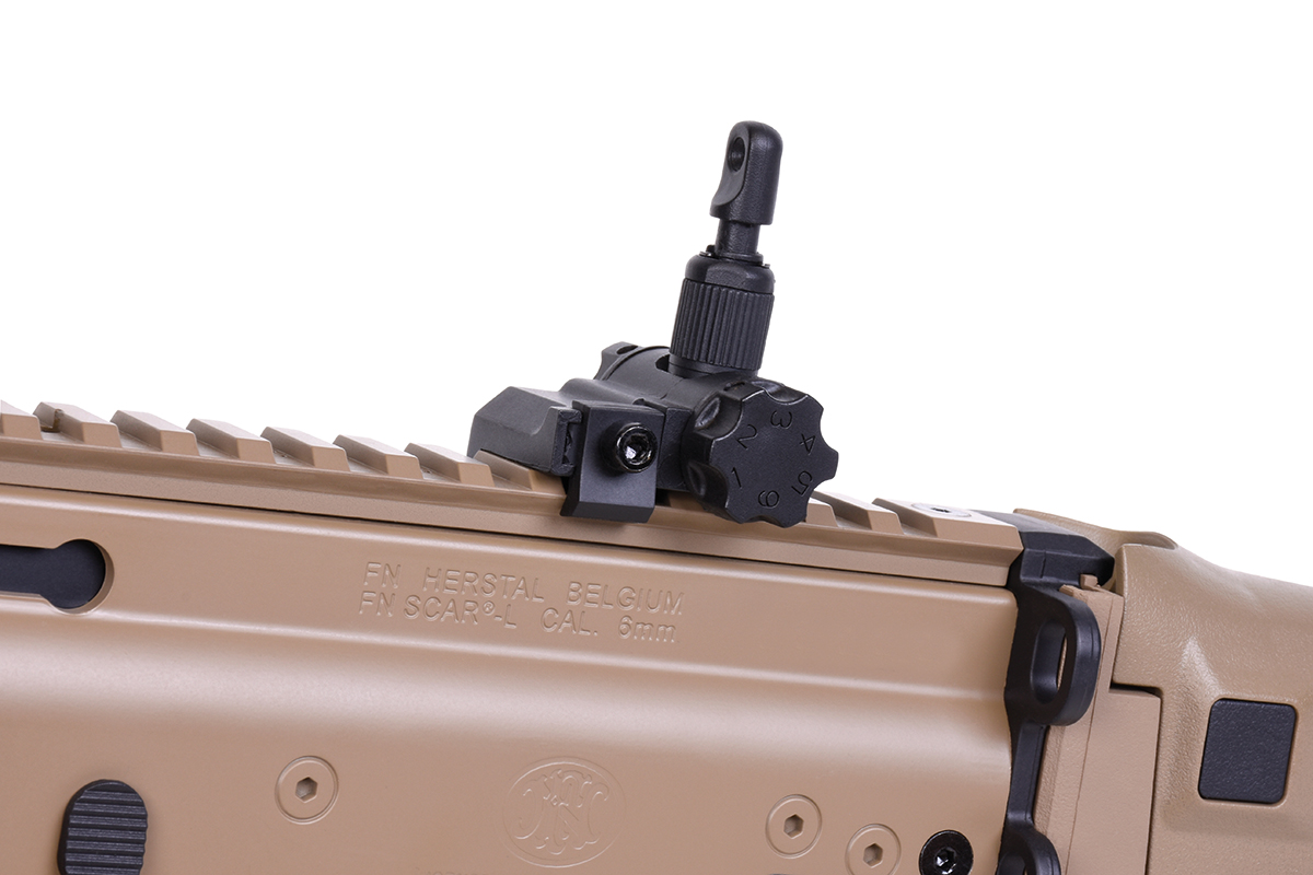 Hellbrauner FN SCAR-L Airsoft-Gewehrempfänger mit schwarzem, verstellbarem Visier aus Eisen, montiert auf dem oberen Picatinny-Schienensystem.