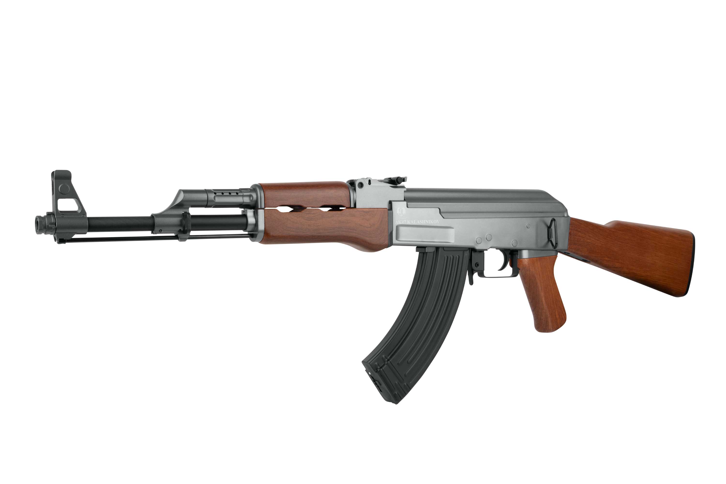 Kalaschnikow AK47-Luftgewehr mit realistischer grauer Metalloberfläche, Holzschaft, Handschutz und schwarzem Magazin auf Weiß.