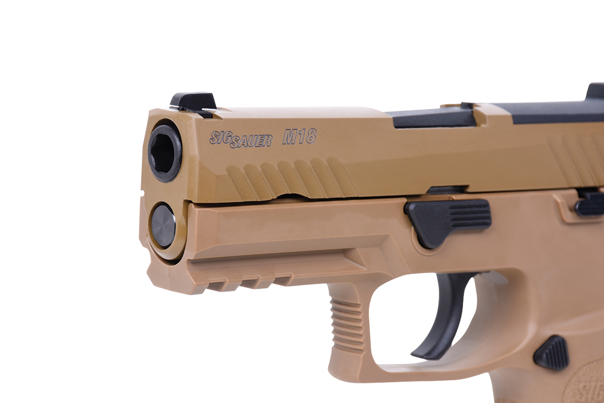 Nahaufnahme einer hellbraunen Sig Sauer M18-Luftpistole mit Hervorhebung des Verschlusses, des Laufs und des integrierten Zubehörschienensystems.