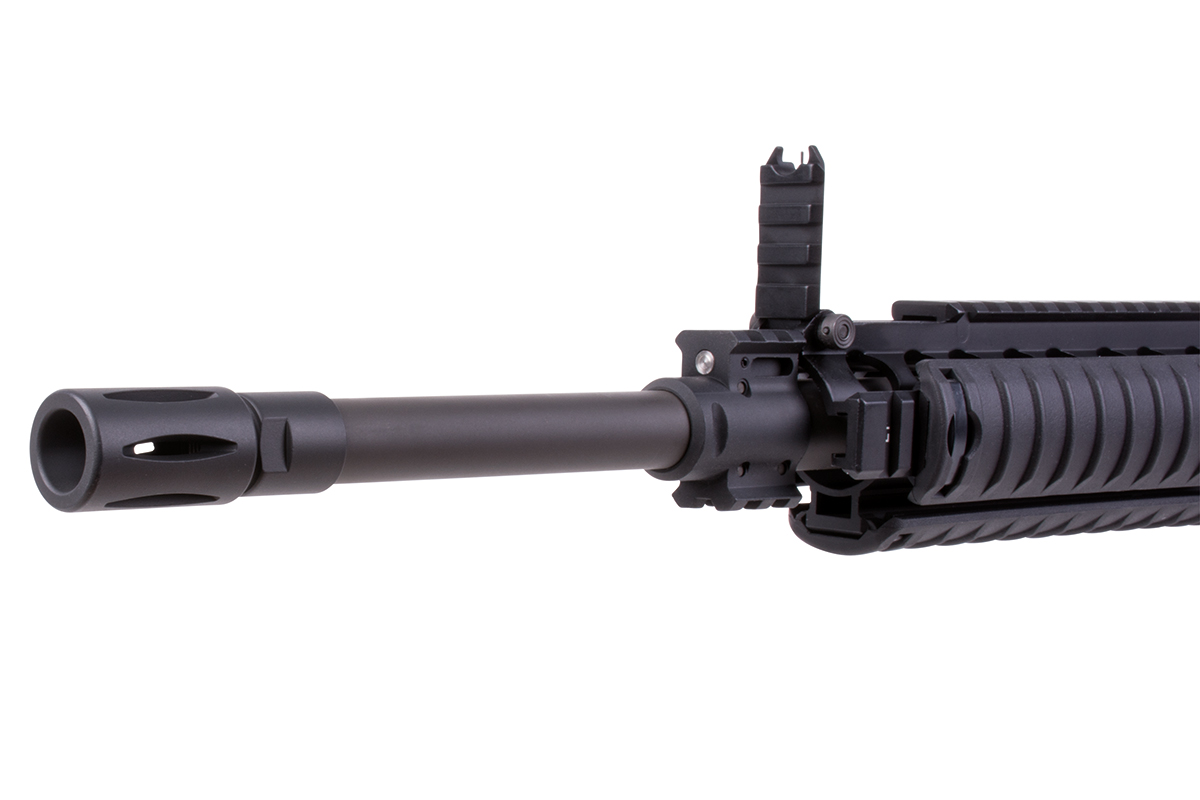 Schwarzer Gewehrlauf mit Mündungsfeuerdämpfer und hochklappbarem Visier, montiert auf einem taktischen Handschutz für Airsoft-Ausrüstung.