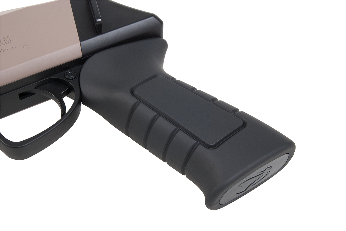 Nahaufnahme eines Pistolengriffs aus schwarzem, strukturiertem Polymer mit Abzugsbügel und hellbraunem Metallrahmen auf weißem Hintergrund.