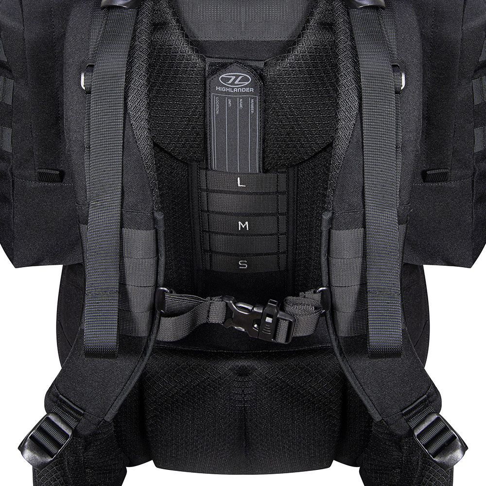 Rückansicht eines schwarzen taktischen Highlander-Rucksacks mit verstellbarem Rückensystem und Größenmarkierungen L, M und S.