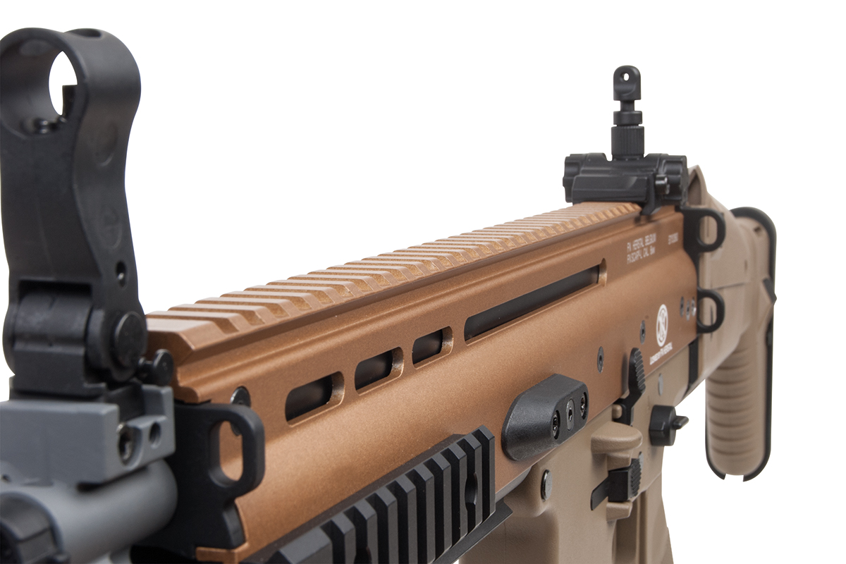 Nahaufnahme eines hellbraunen FN SCAR-Airsoftgewehrs mit Oberschiene, hochklappbarem Visier und robuster Metallkonstruktion.