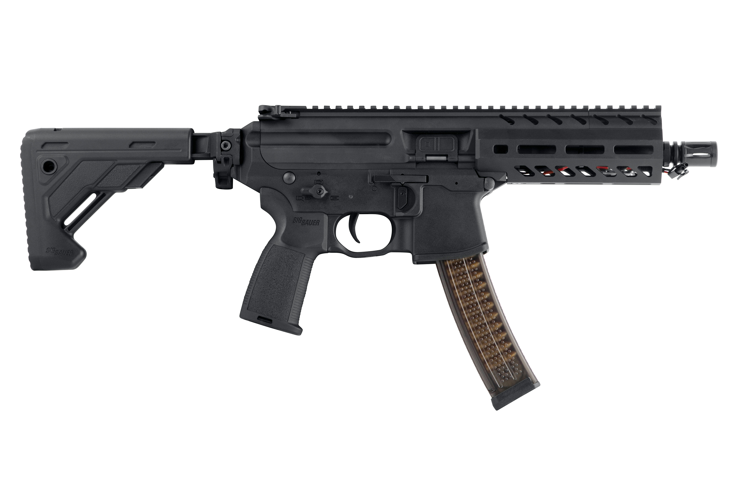 Schwarzes Sig Sauer MPX-Luftgewehr mit taktischem Schaft, modularem Handschutz und durchsichtigem Magazin auf weißem Hintergrund.