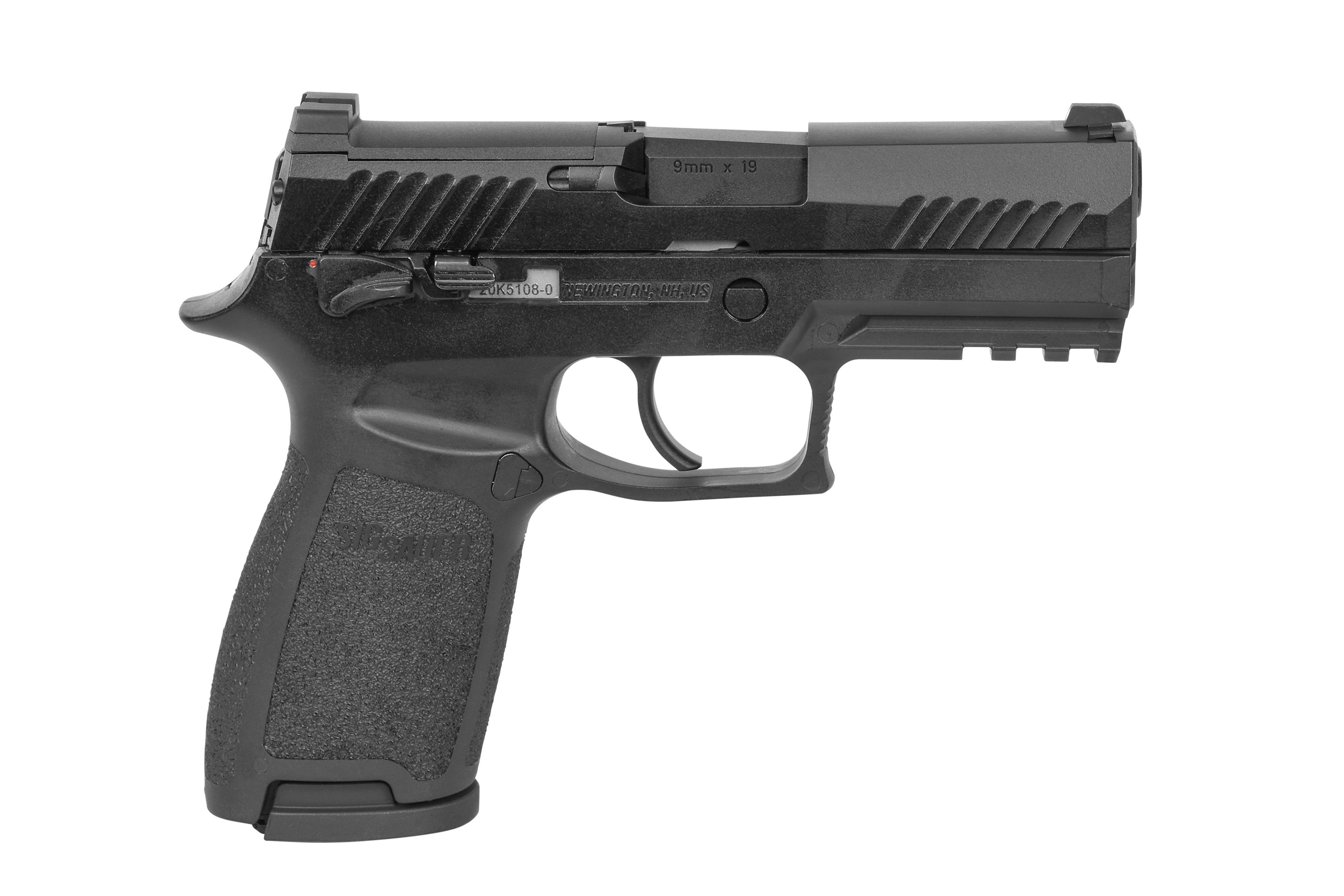 Seitenprofil einer schwarzen halbautomatischen Pistole SIG SAUER P320 mit strukturiertem Griff und integriertem Schienensystem.