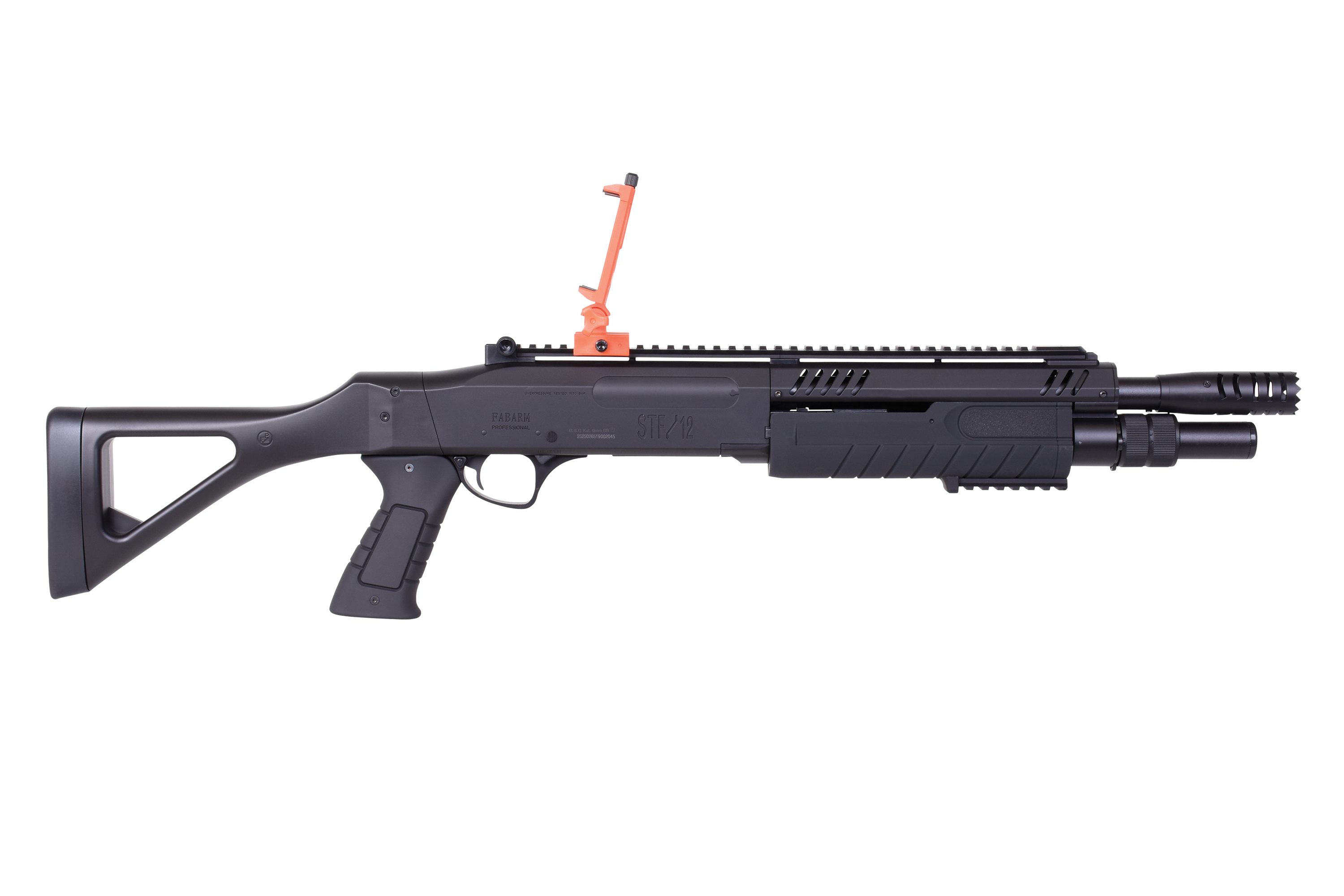 Schwarze taktische FABARM STF/12-Schrotflinte mit festem Schaft, Pistolengriff und montiertem leuchtend orangefarbenem Klappvisier.