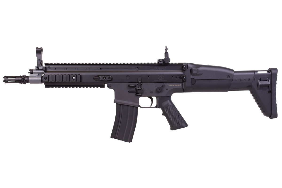 Schwarzes FN Herstal SCAR-L Airsoft-Gewehr mit verstellbarem Schaft, taktischen Schienen und 6-mm-BB-Magazin auf weißem Hintergrund.