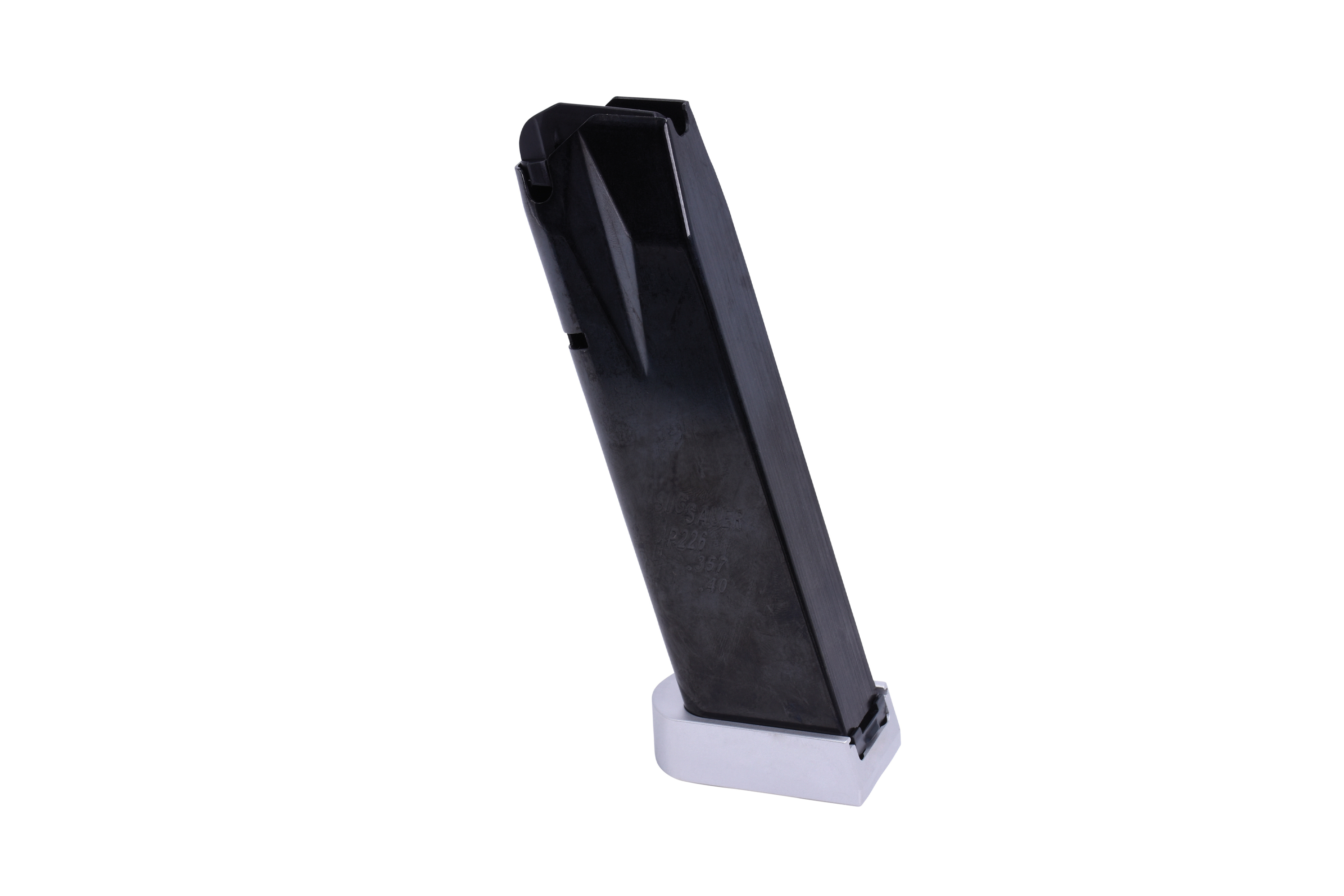 Schwarzes Metallmagazin für eine SIG Sauer P226-Pistole mit silberner Grundplatte, isoliert auf weißem Hintergrund.