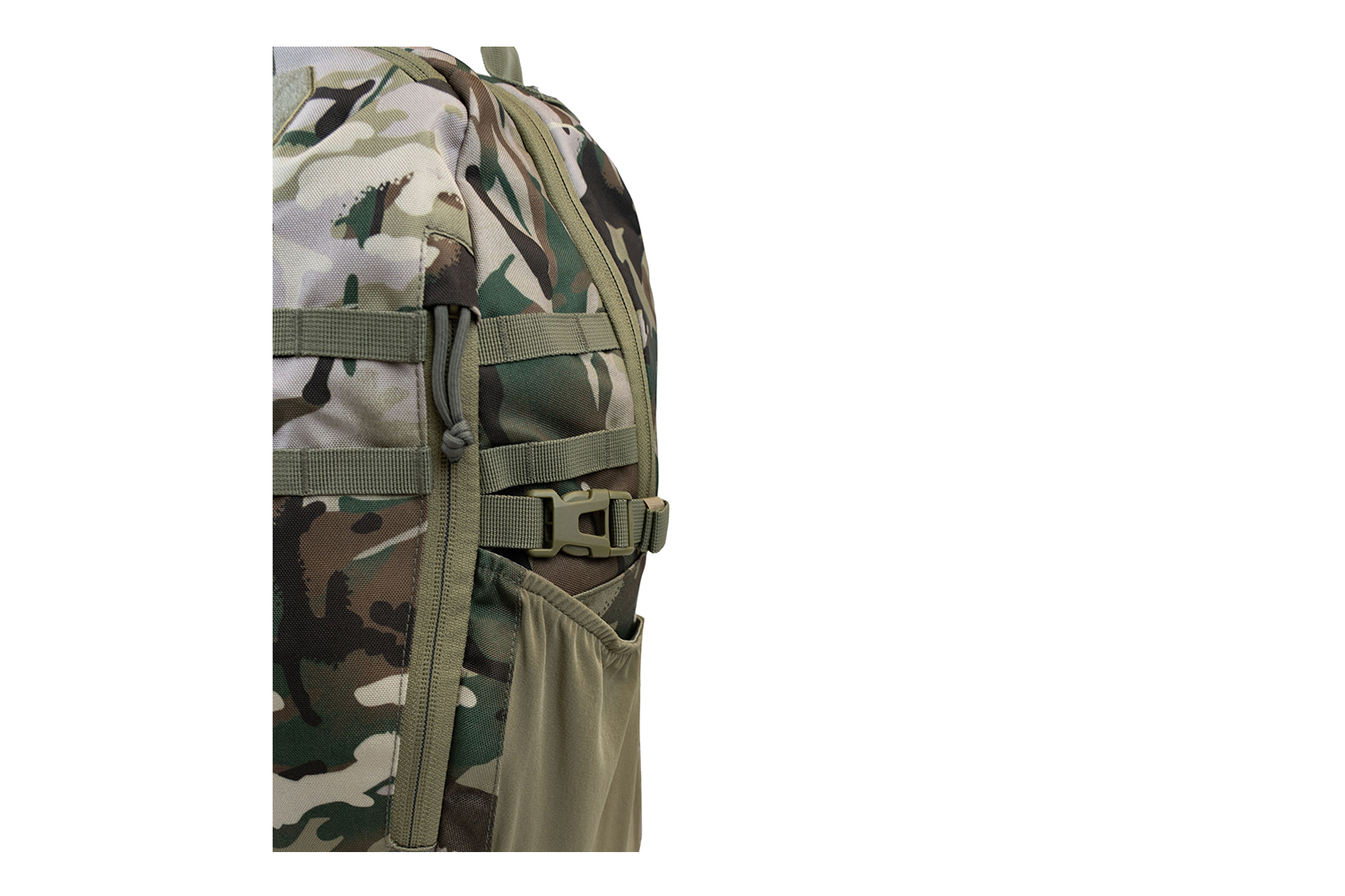 Nahaufnahme eines taktischen Rucksacks im Tarnmuster mit olivgrünem Gurtband, seitlichem Kompressionsgurt und Reißverschluss.