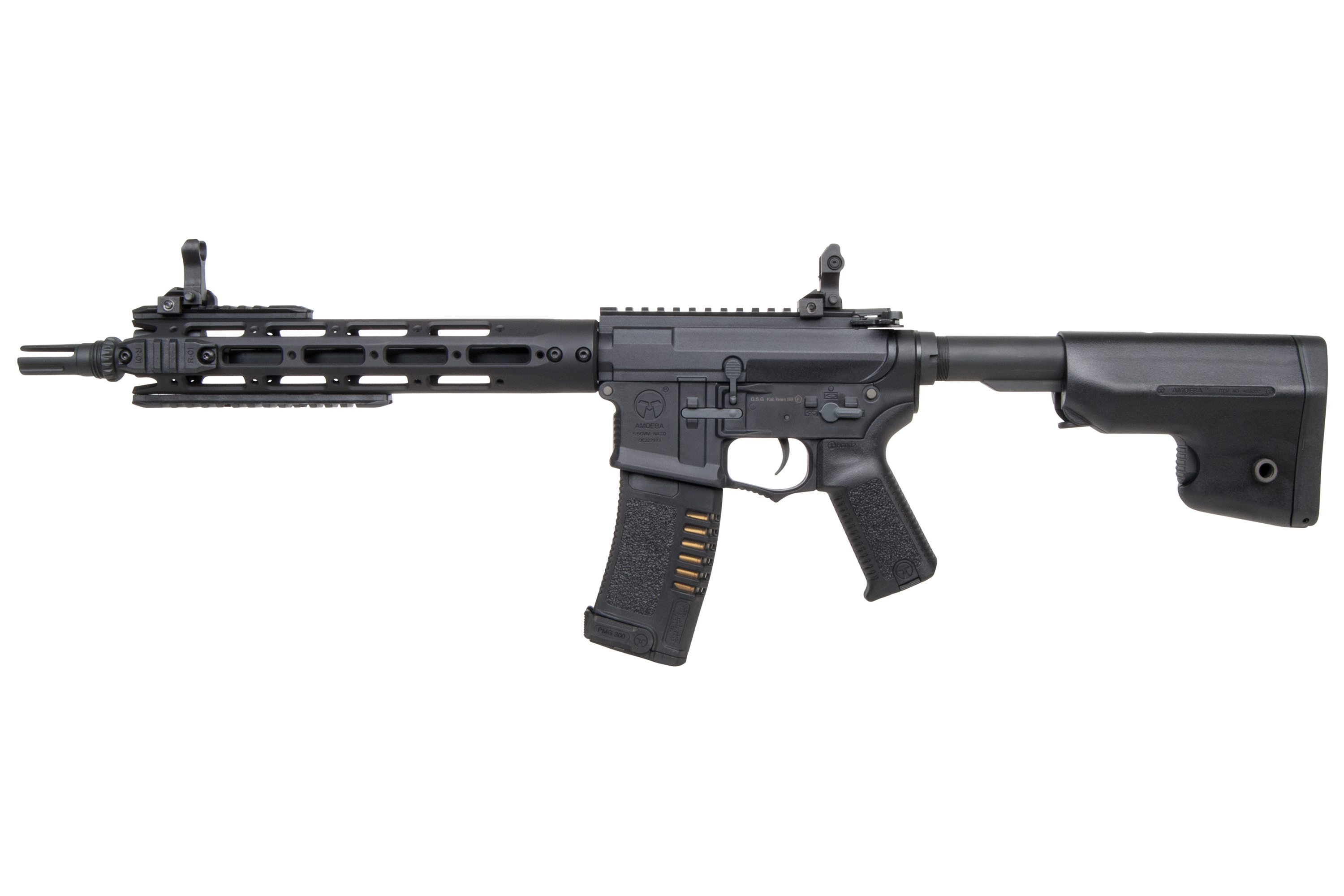 Schwarzes Airsoft-Gewehr Ares Amoeba mit modularem Handschutz, verstellbarem Schaft und taktischem Visier auf weißem Hintergrund.
