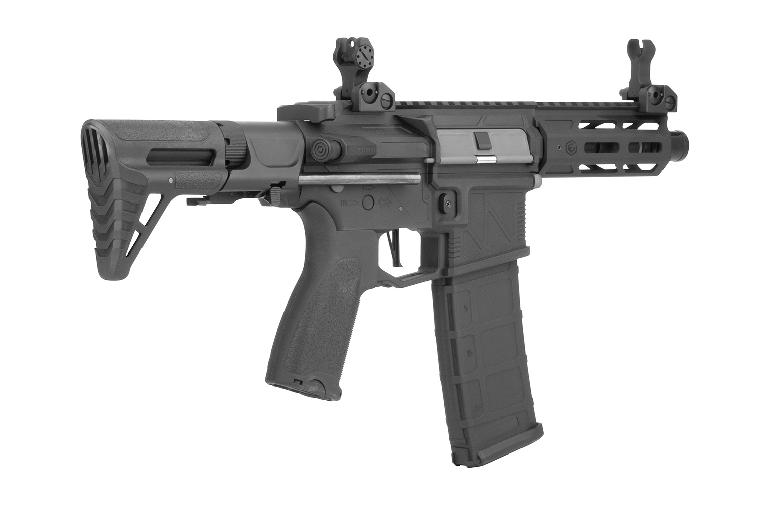 Schwarzes Airsoft-Karabinergewehr mit verstellbarem Schaft, Polymermagazin und hochklappbarem Visier aus Eisen auf weißem Hintergrund.