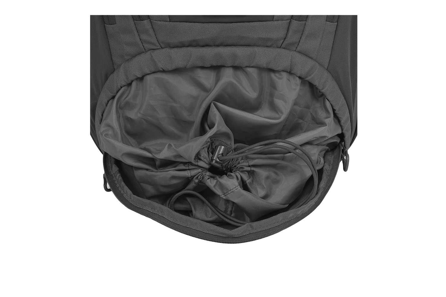 Nahaufnahme eines schwarzen taktischen Rucksacks mit offenem Bodenfach und Kordelzug zur Aufbewahrung der Ausrüstung.