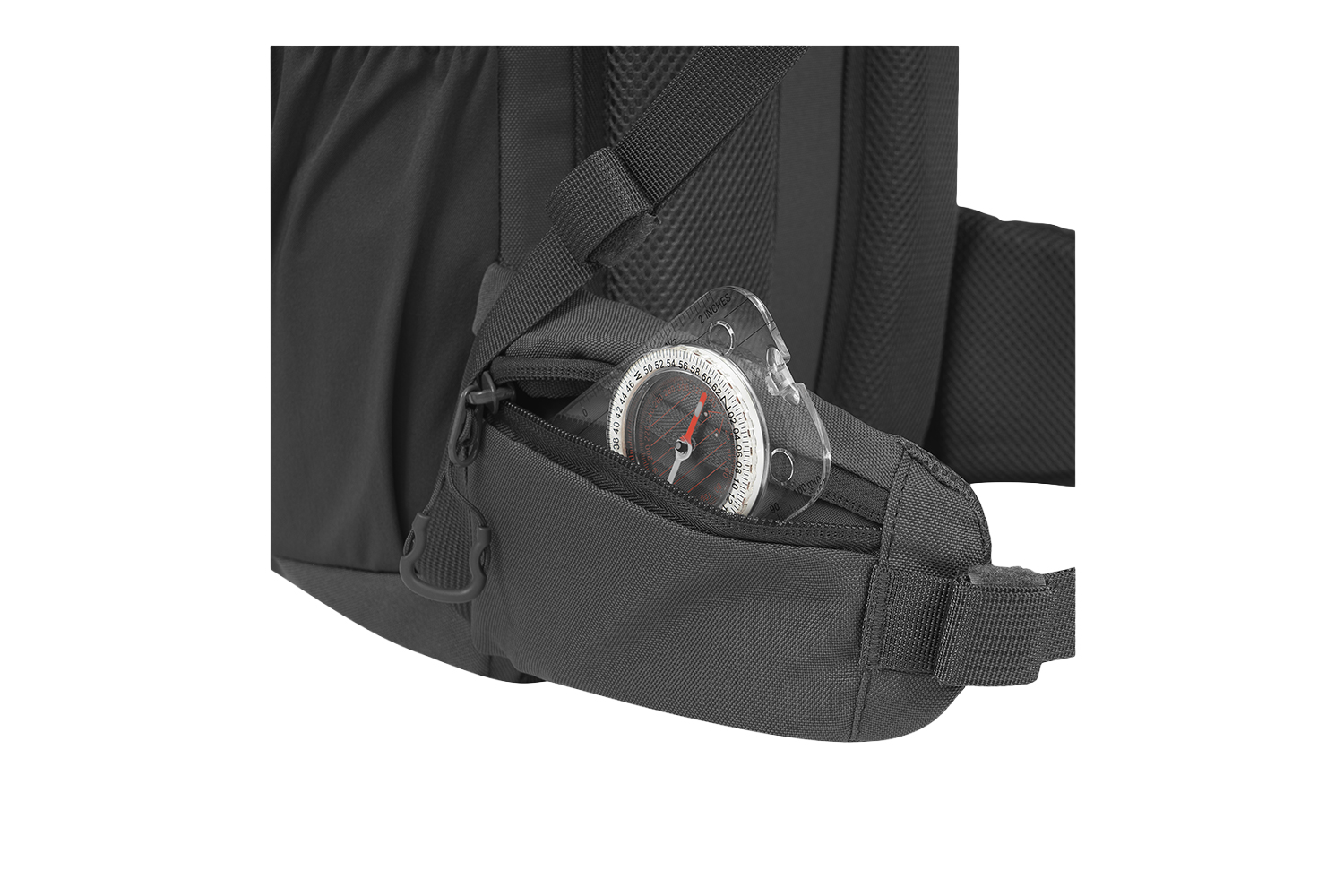 Nahaufnahme einer Hüftgurttasche eines schwarzen taktischen Rucksacks mit einem durchsichtigen Kompass auf der Grundplatte aus Kunststoff zur Navigation.