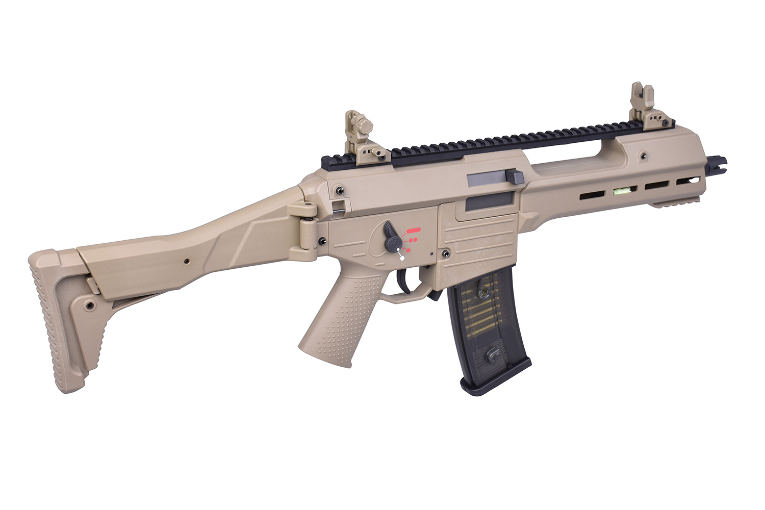 Hellbraunes Airsoft-Gewehr mit faltbarem Schaft, taktischer Schiene und transparentem Magazin auf weißem Hintergrund.