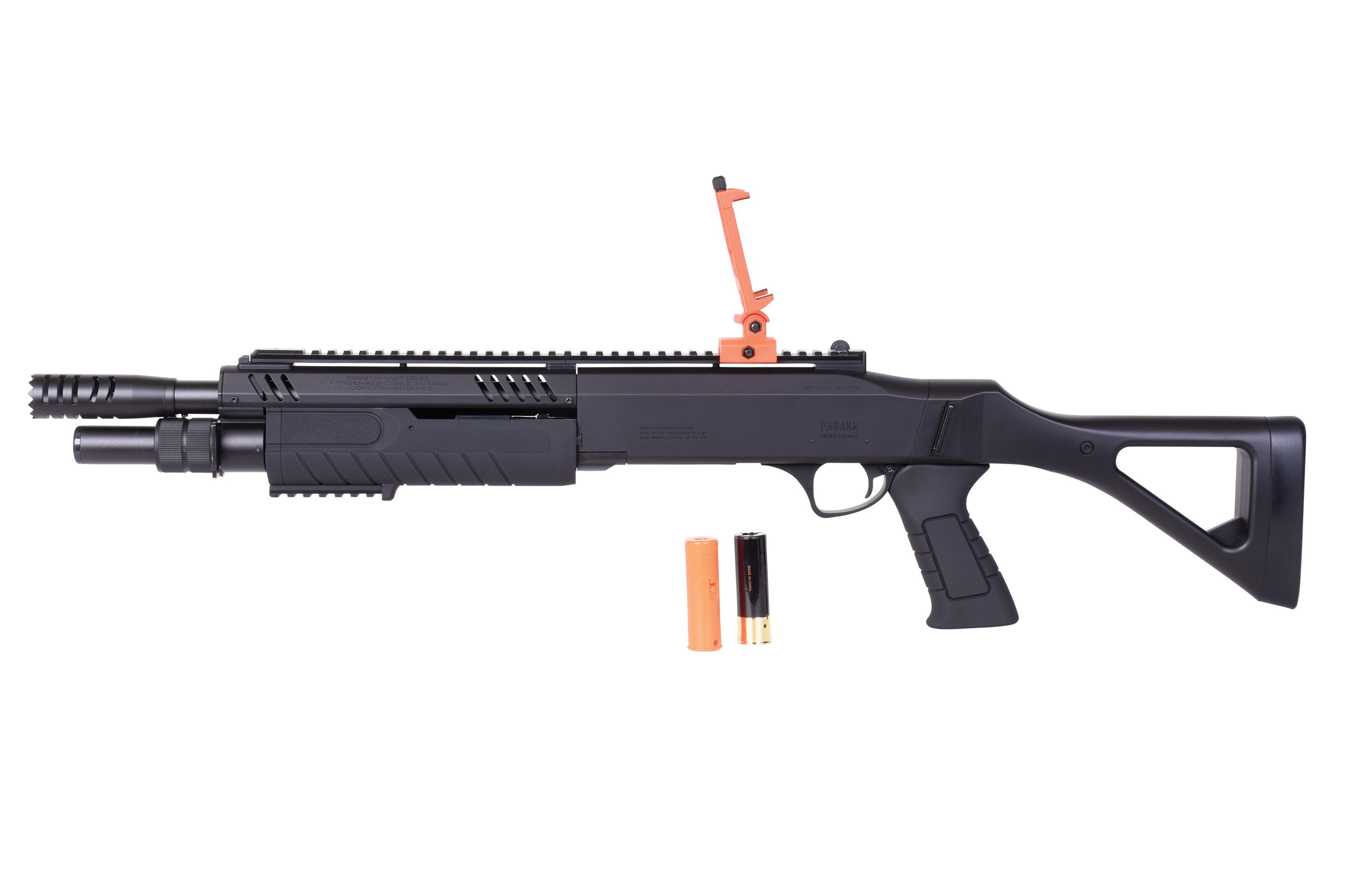 Schwarze FABARM STF12 Airsoft-Schrotflinte mit orangefarbenem Klappvisier, taktischem Schaft und zwei Patronenhülsen auf Weiß.