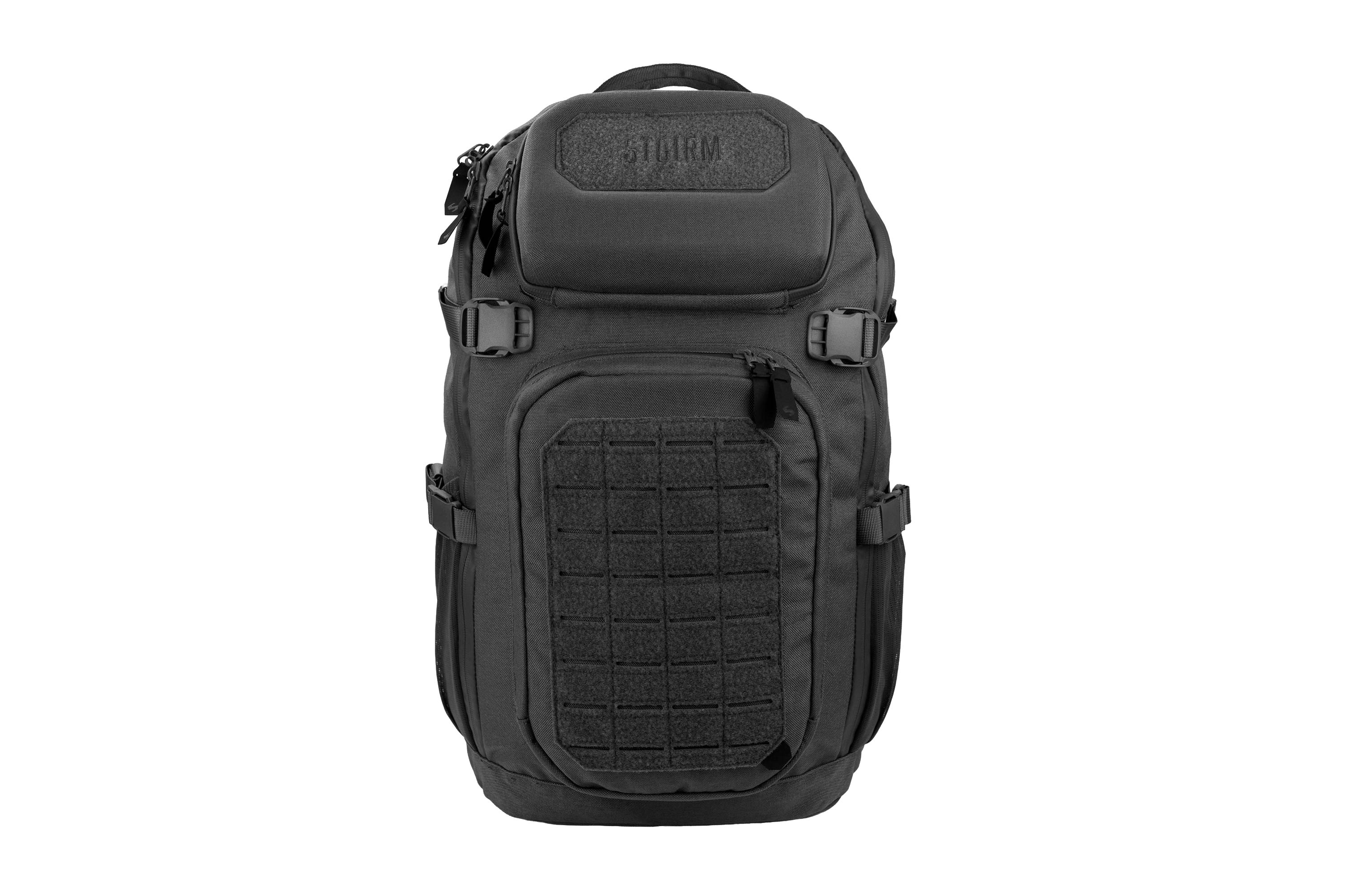 Schwarzer taktischer Rucksack von STOIRM mit MOLLE-Frontplatte, strapazierfähiger Stoffkonstruktion und verstellbaren Schnallen.