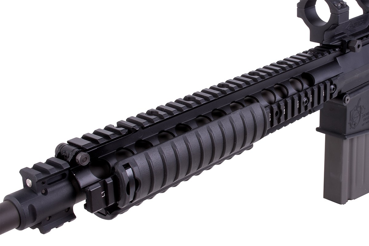 Schwarzer taktischer Quad-Rail-Handschutz für Luftgewehre im AR-15-Stil mit robuster Metallkonstruktion und Picatinny-Schienen.