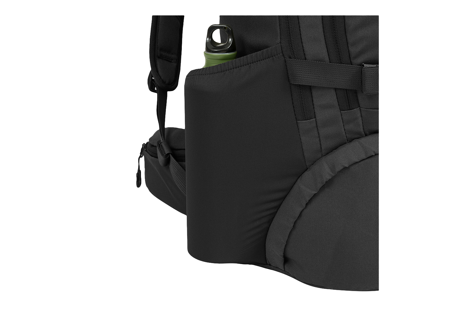 Nahaufnahme einer schwarzen Seitentasche eines taktischen Rucksacks mit einer grünen Wasserflasche und sichtbarem Schultergurt.