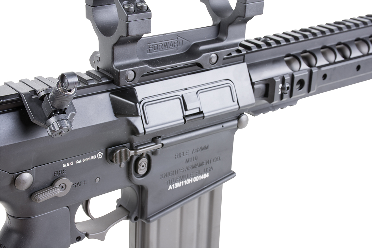 Schwarzer GSG M110 Airsoft-Gewehrempfänger mit integriertem Schienensystem, Zielfernrohrhalterung und detaillierten Schusswaffenmarkierungen.