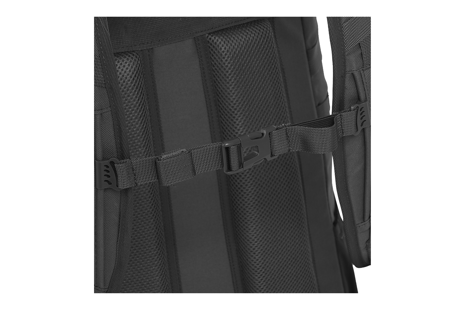 Nahaufnahme eines schwarzen taktischen Rucksacks mit verstellbarem Brustgurt mit Kunststoffschnalle und gepolstertem Rückenteil.