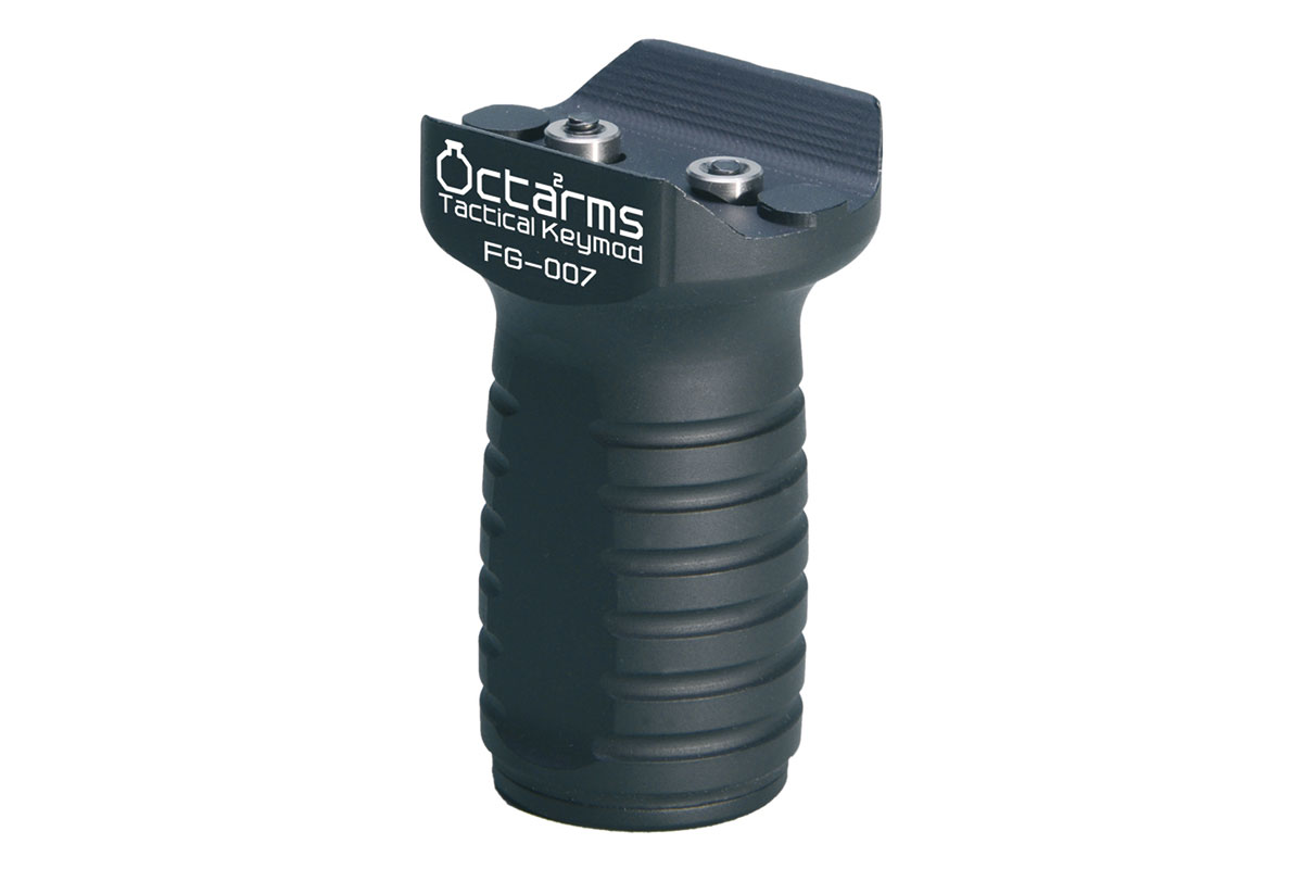 Schwarzer Octarms Tactical Keymod FG-007 vertikaler Vordergriff mit gerippter Textur für verbesserten Halt an Airsoft-Gewehren.