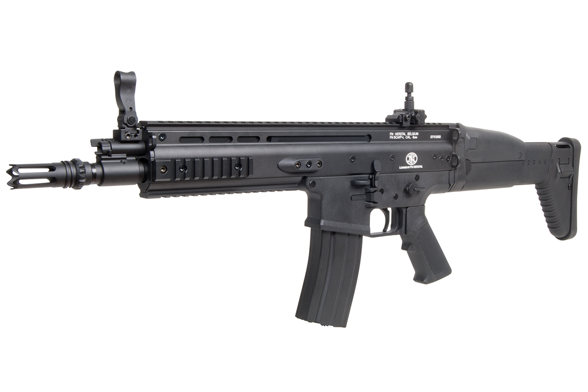 Schwarzes FN Herstal FN SCAR-L Airsoft-Gewehr mit verstellbarem Schaft, integrierten Schienen und Mündungsfeuerdämpfer auf weißem Hintergrund.
