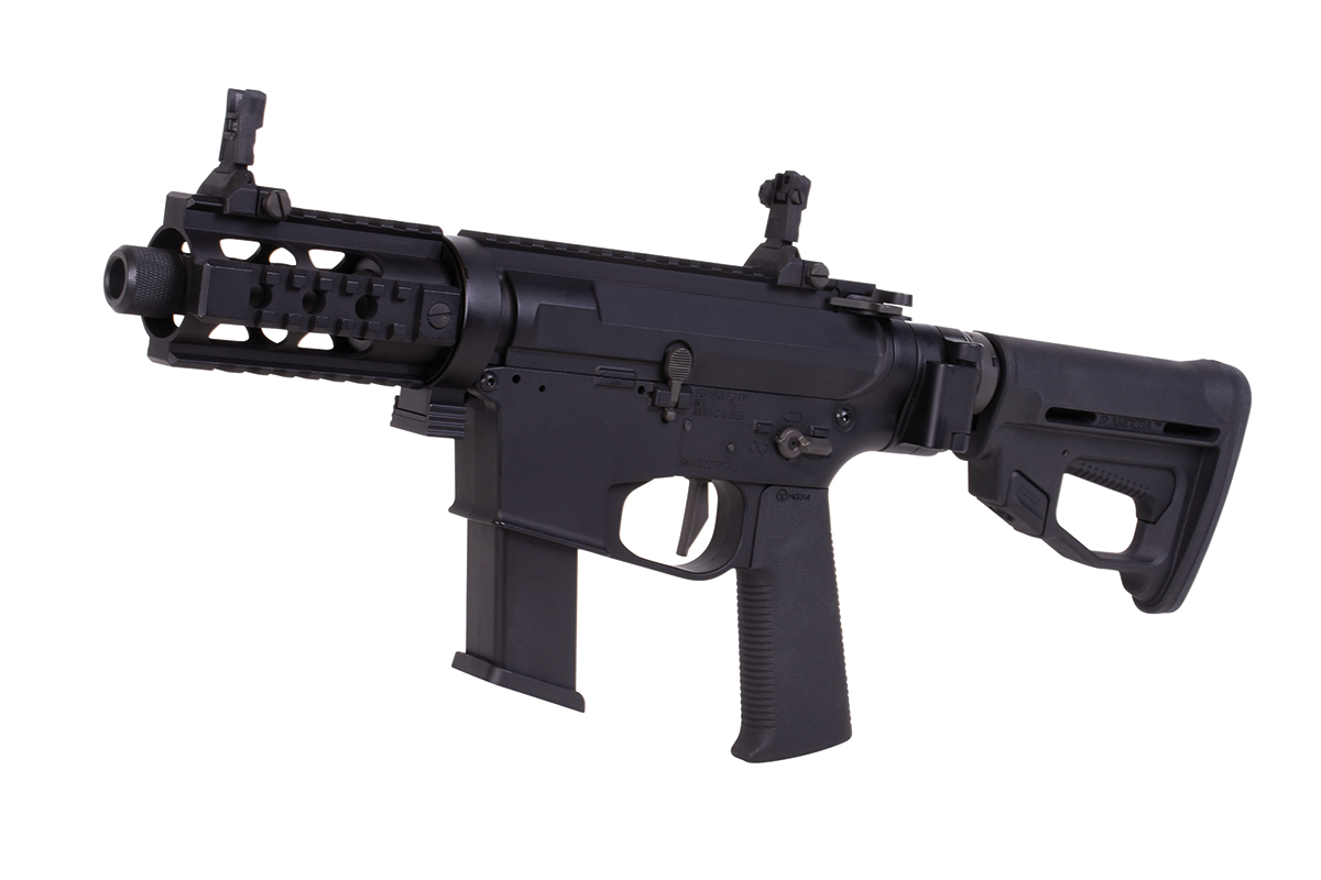 Schwarzes taktisches Luftgewehr mit kompaktem Lauf, verstellbarem Schaft und eiserner Visierung auf einem sauberen weißen Hintergrund.