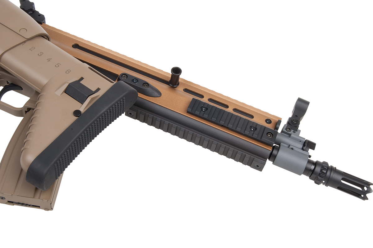Hellbraunes FN SCAR-Airsoftgewehr mit taktischem Schienensystem, verstellbarem Schaft und Mündungsfeuerdämpfer auf weißem Hintergrund.
